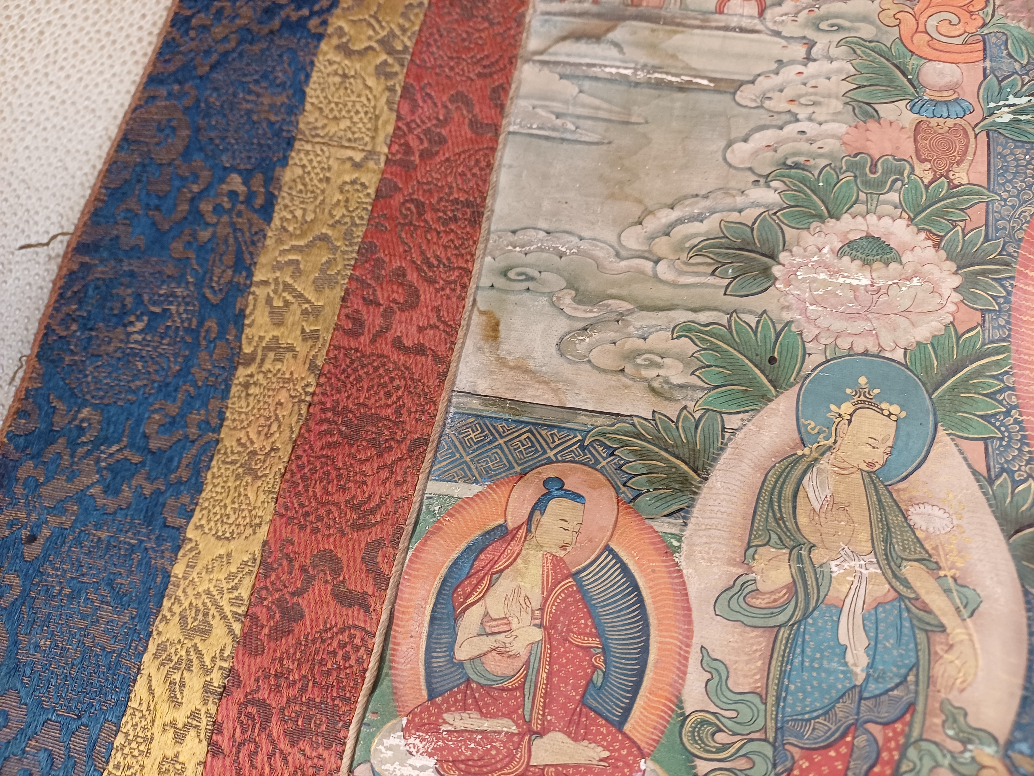 A TIBETAN PAINTED THANGKA OF BUDDHA SHAKYAMUNI 十八世紀 藏傳釋迦牟尼佛像唐卡 - Image 16 of 18