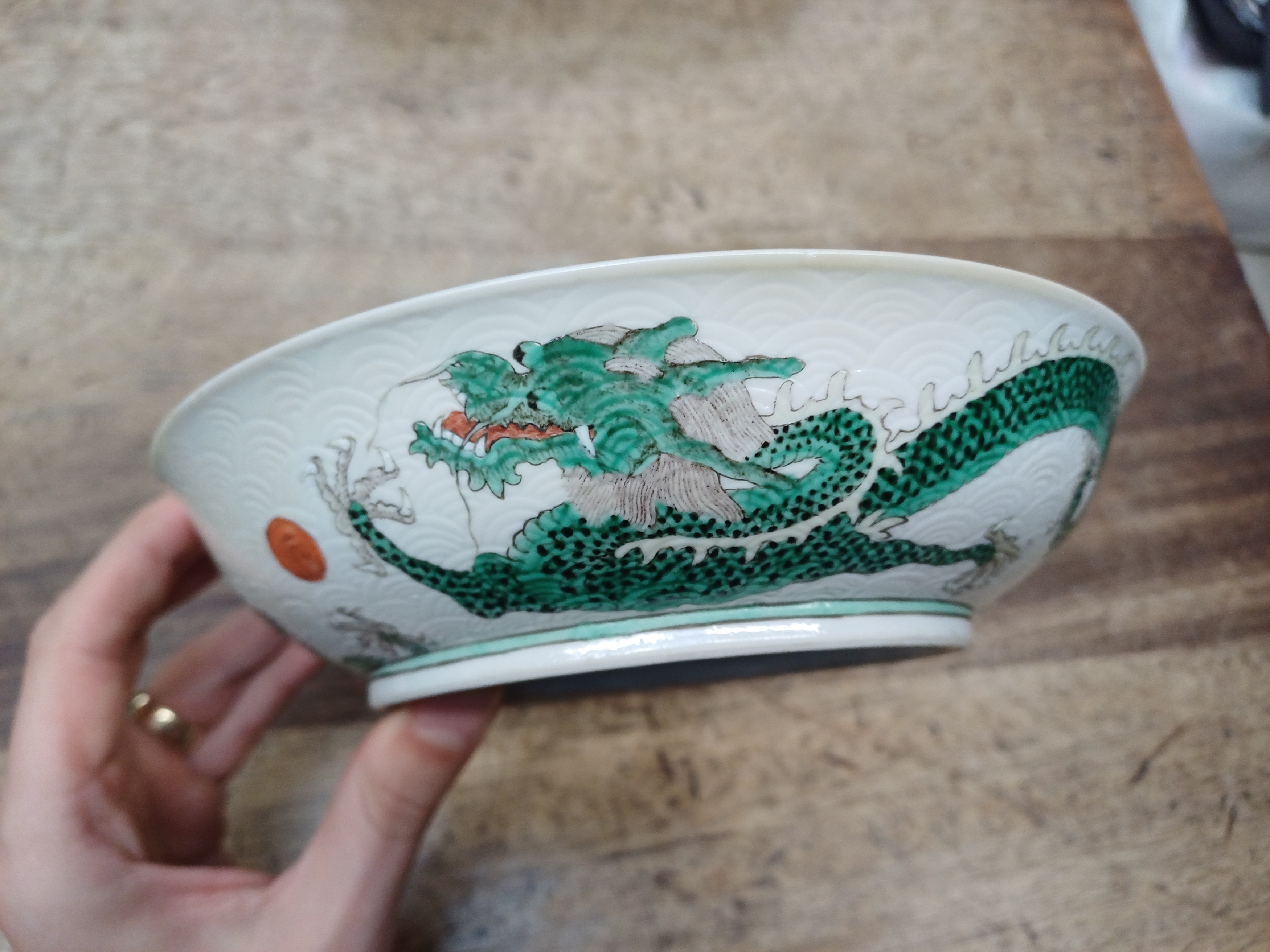 A CHINESE GREEN-ENAMELLED 'DRAGONS' DISH 清同治 綠彩龍紋盤 《大清同治年製》款 - Image 8 of 18