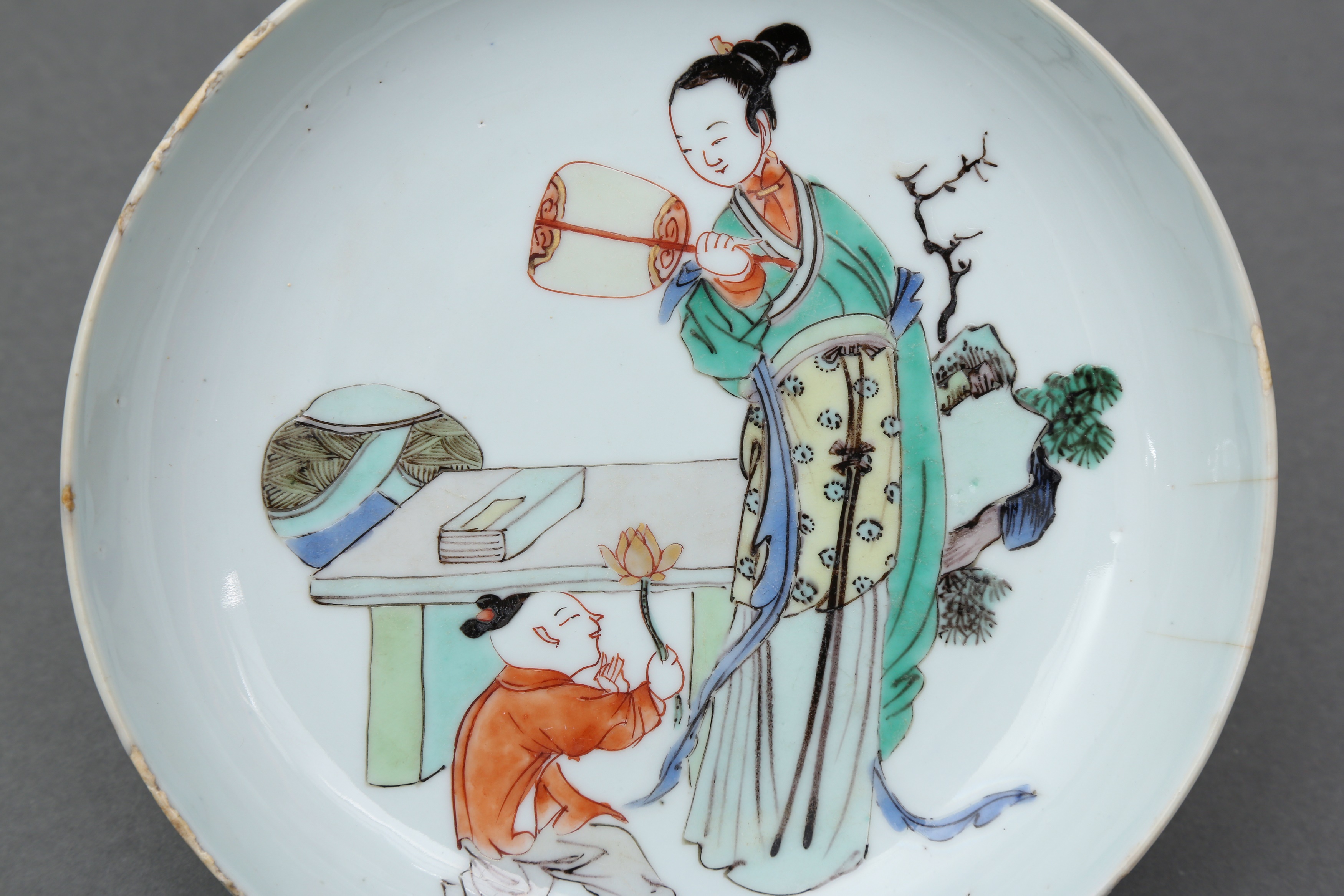 A CHINESE FAMILLE-VERTE 'LADY WITH CHILD' DISH 清康熙 仕女嬰戲圖圖紋盤 - Image 2 of 11