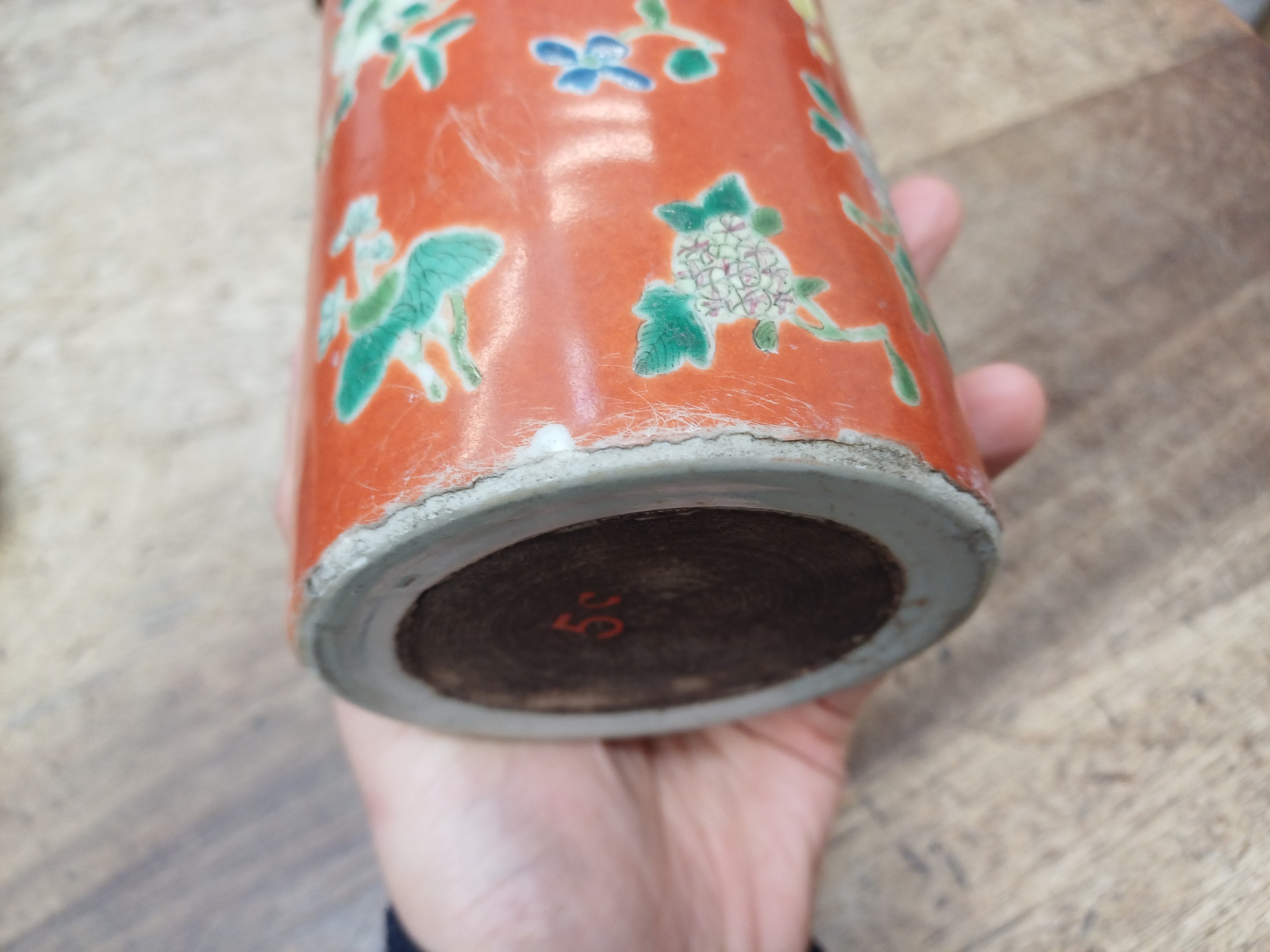 A CHINESE FAMILLE-ROSE CORAL-GROUND 'BLOSSOMS' BRUSH POT, BITONG 清十八至十九世紀 粉彩珊瑚紅地花卉紋筆筒 - Image 9 of 11