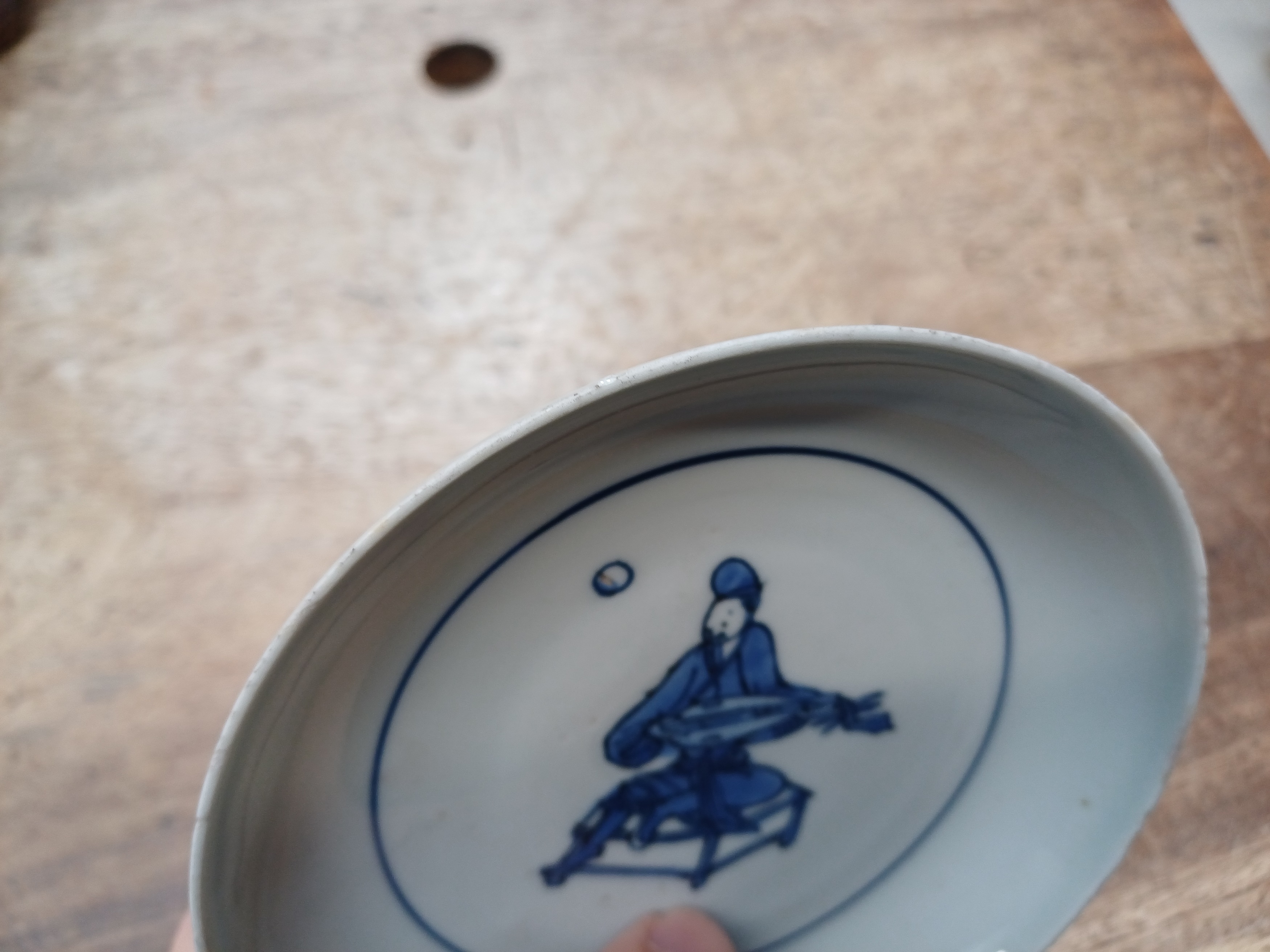 A CHINESE BLUE AND WHITE 'MUSICIAN' DISH 晚明或過渡期 青花樂人盤 - Image 8 of 14