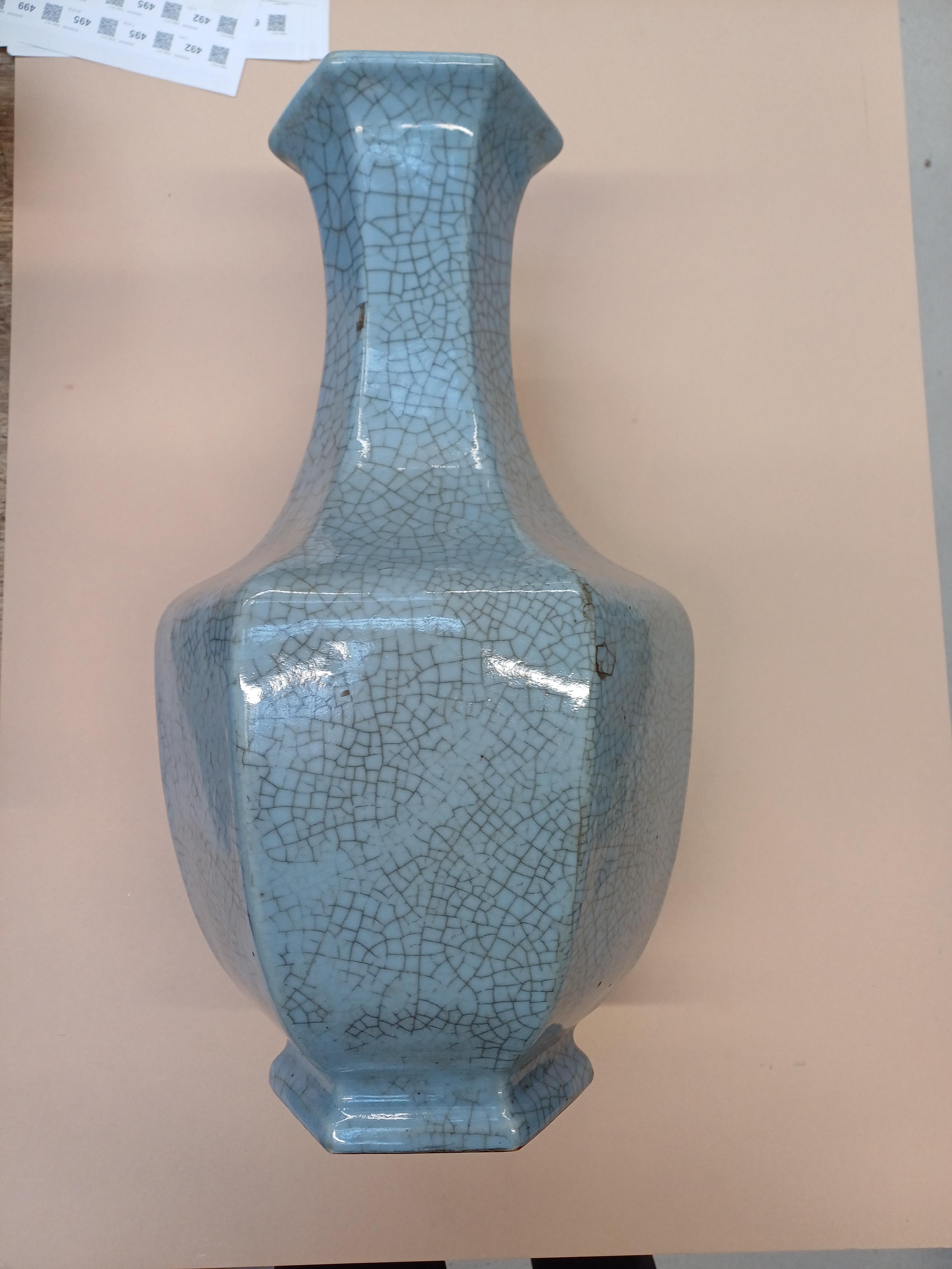 A LARGE CHINESE GUAN-TYPE HEXAGONAL BALUSTER VASE 清或為乾隆 仿官釉六棱式瓶 《大清乾隆年製》款 - Image 8 of 23