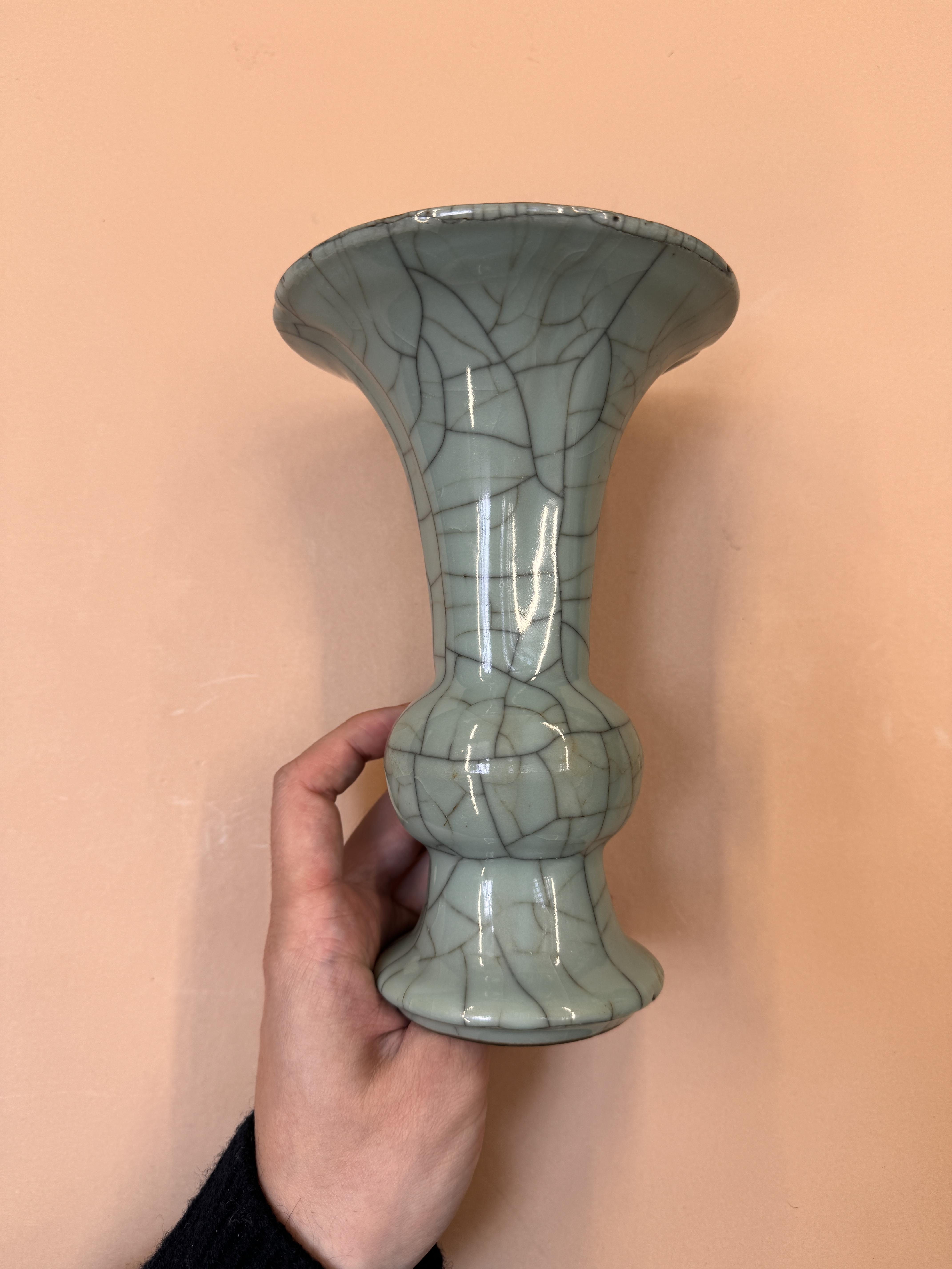 A CHINESE GUAN-TYPE VASE, GU 清 仿官窯觚 - Image 28 of 36