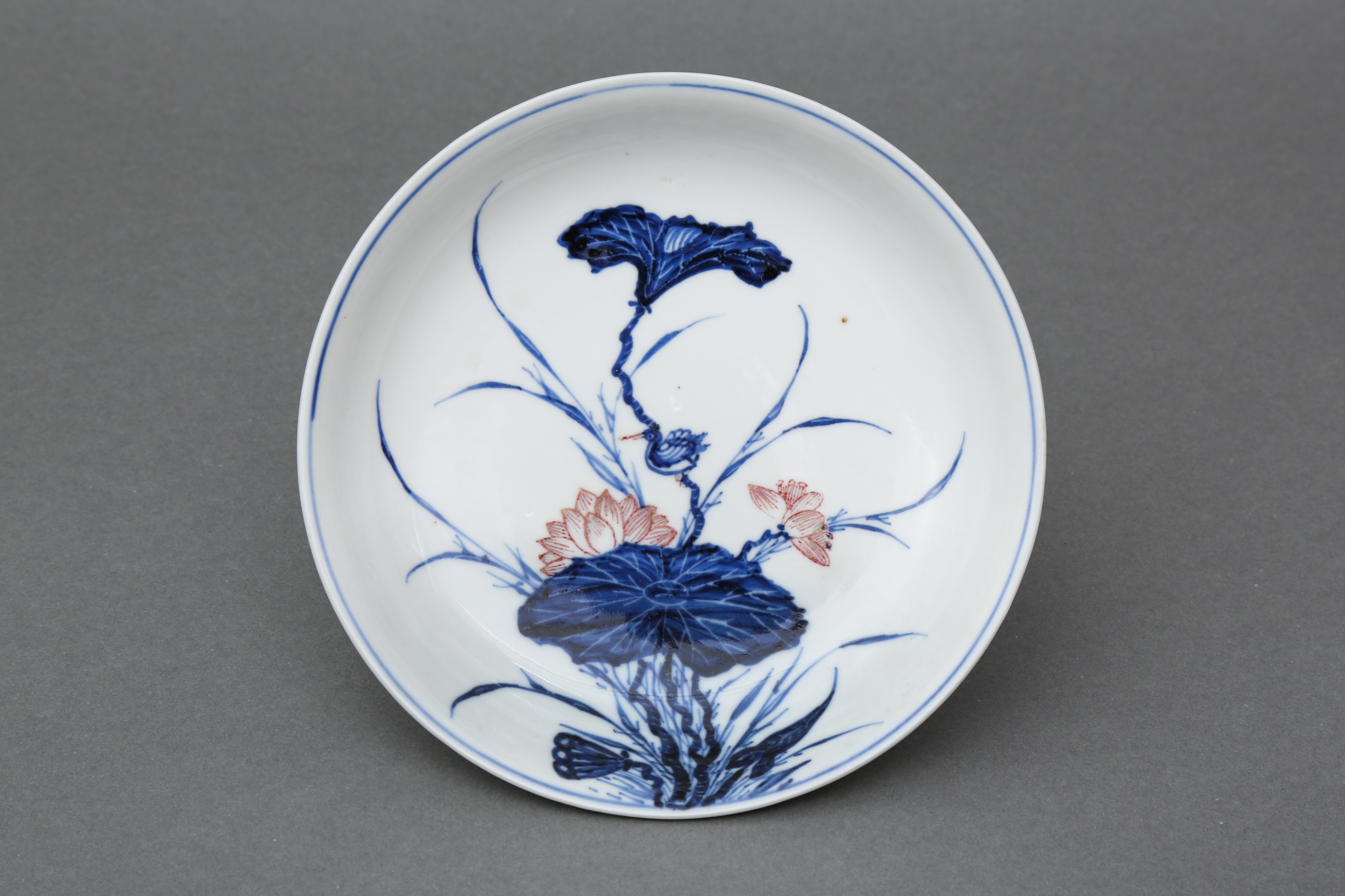 A RARE CHINESE BLUE AND WHITE AND COPPER-RED 'LOTUS AND EGRET' DISH 清康熙 青花釉裡紅一路連科圖盤