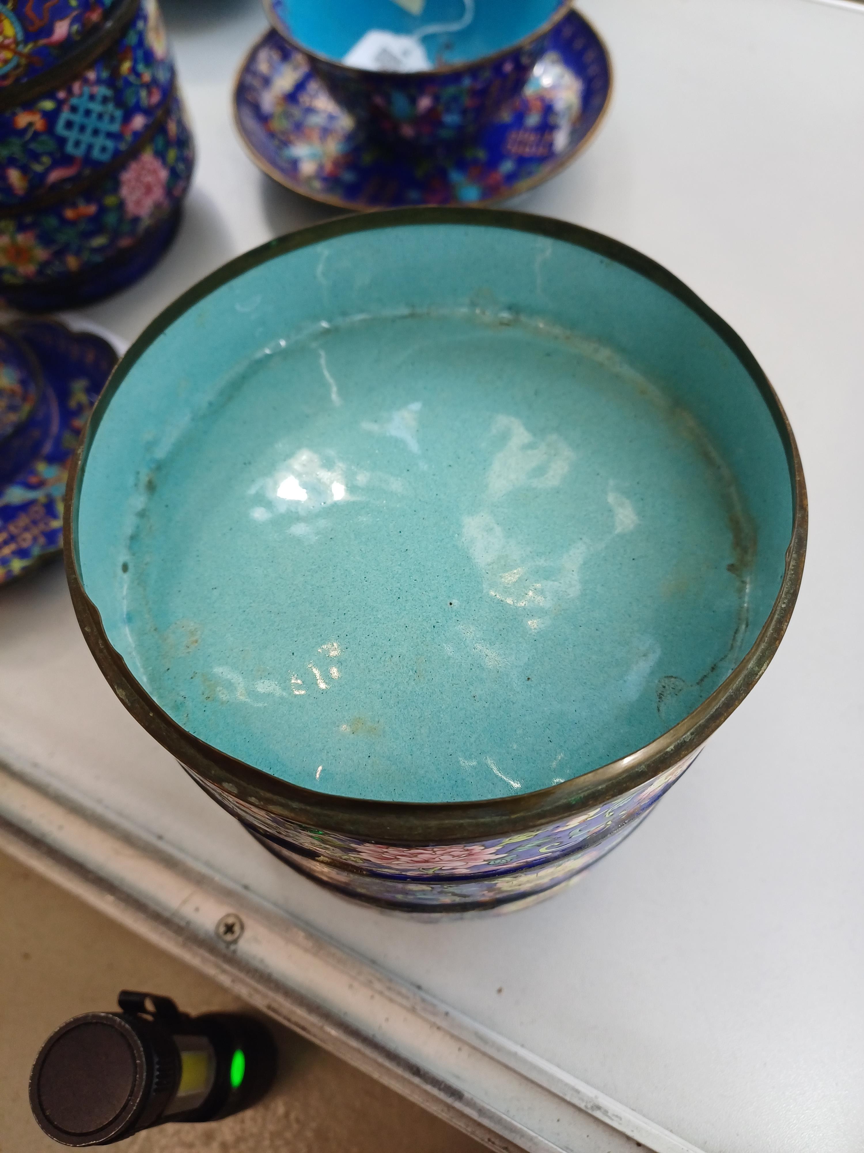 A GROUP OF CHINESE CANTON ENAMEL WARES 清十九世紀 廣東銅胎畫琺瑯纏枝蓮紋雜項 - Image 35 of 36