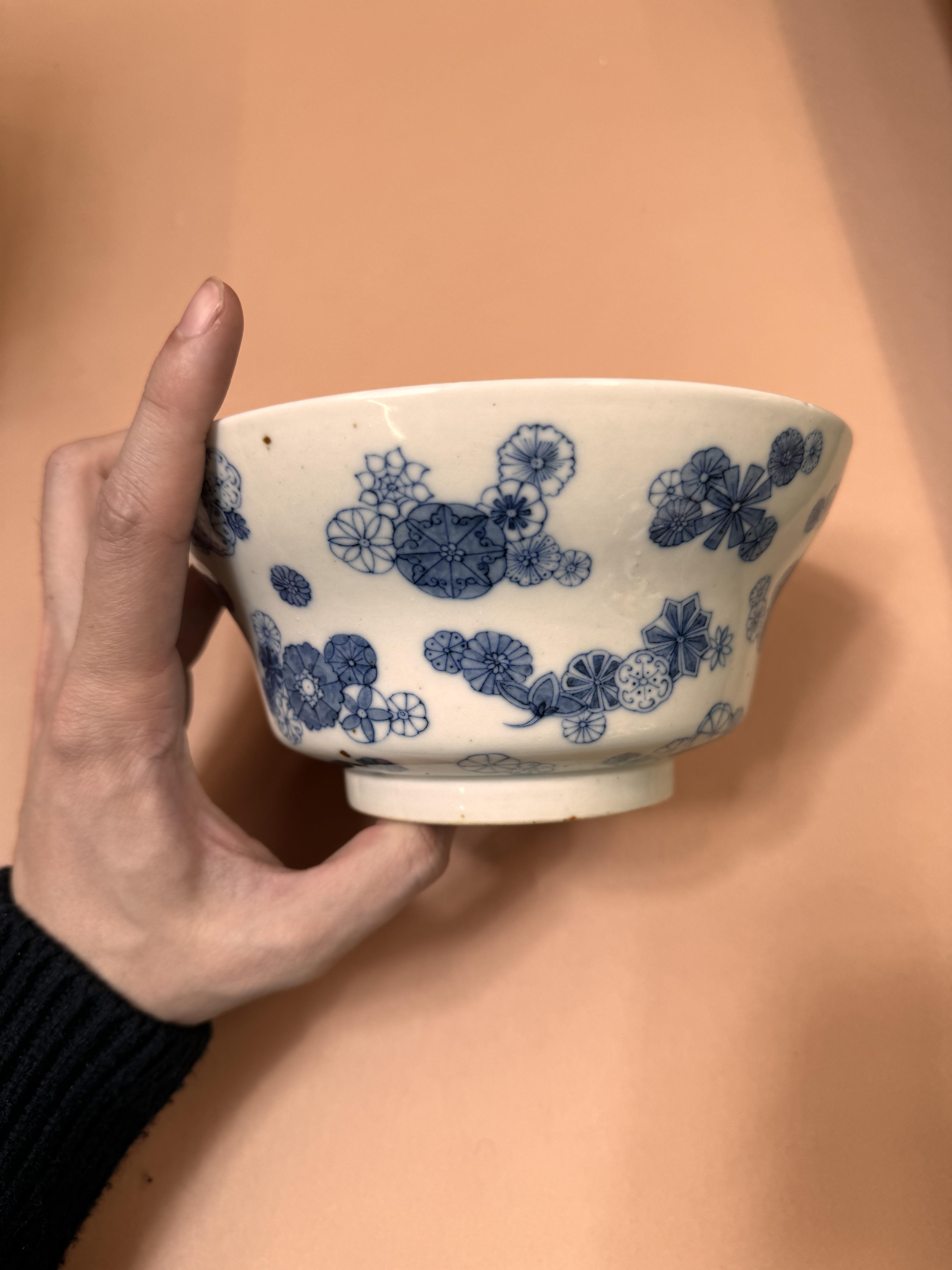 A CHINESE BLUE AND WHITE OGEE BOWL 清十九世紀 青花皮球花折腰盌 《御賜純一堂製》款 - Image 6 of 20