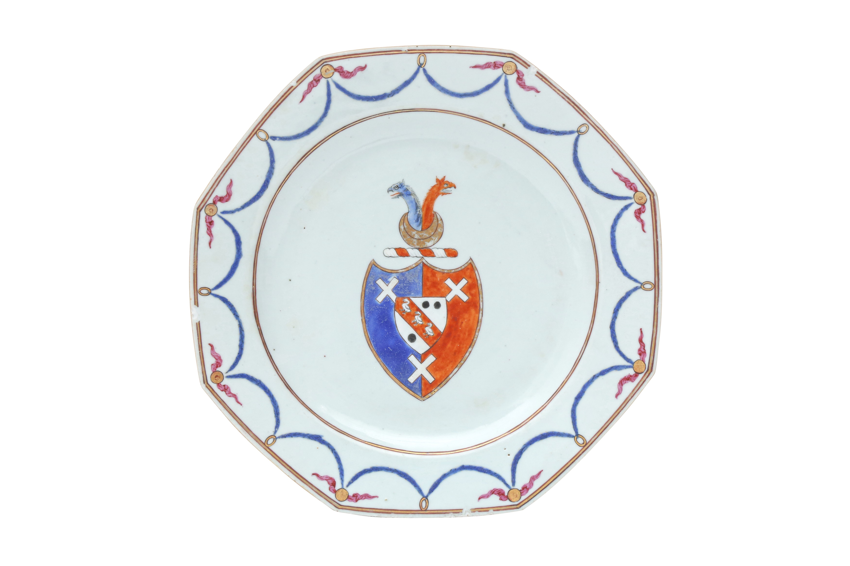 A PAIR OF CHINESE EXPORT ARMORIAL OCTAGONAL DISHES 清十九世紀 外銷粉彩繪徽章紋八角盤一對 - Image 2 of 3