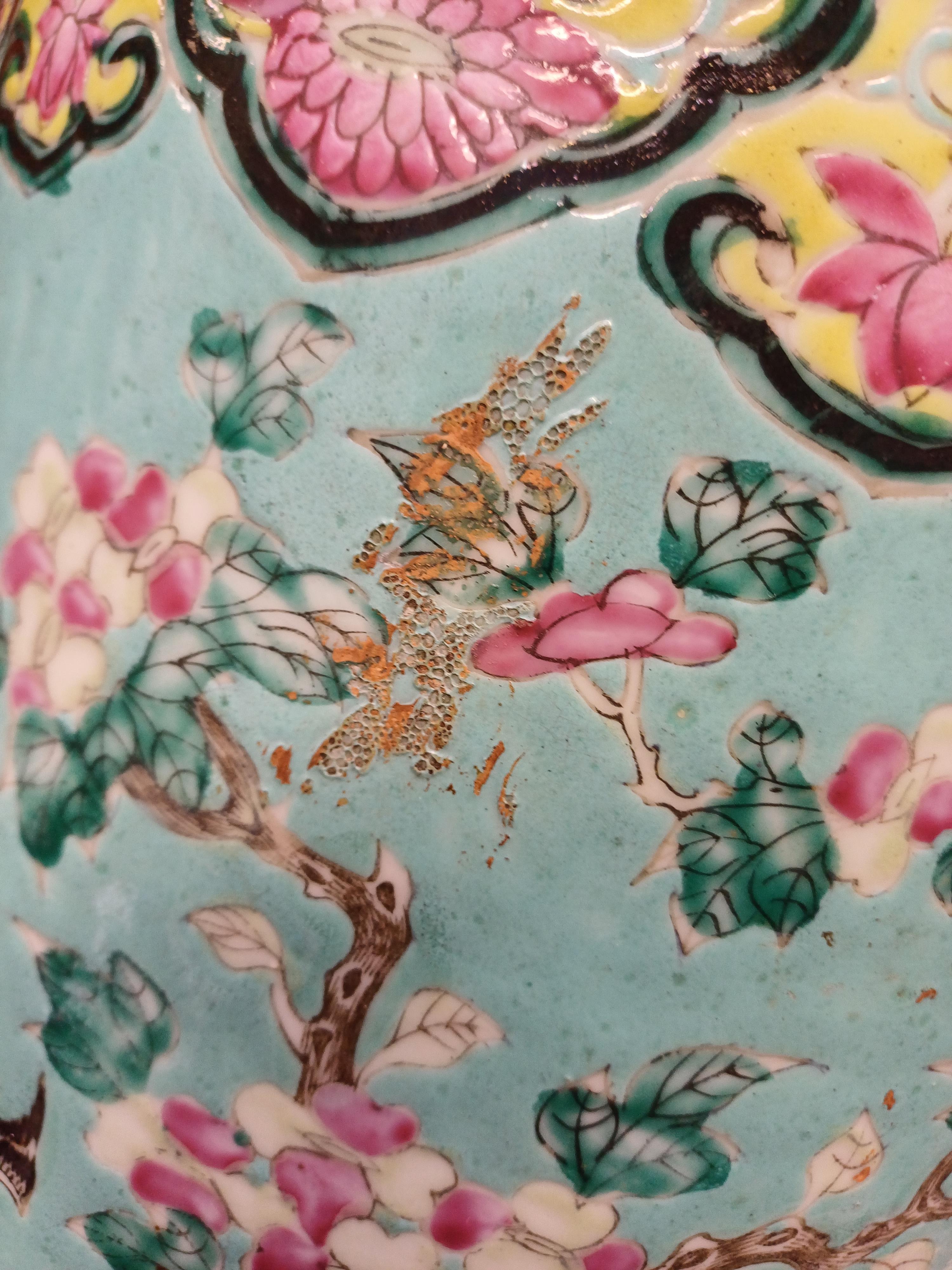 A CHINESE FAMILLE-ROSE TURQUOISE-GROUND UMBRELLA STAND FOR THE STRAITS OR PERANAKAN MARKET 清十九世紀 粉彩松 - Image 6 of 9