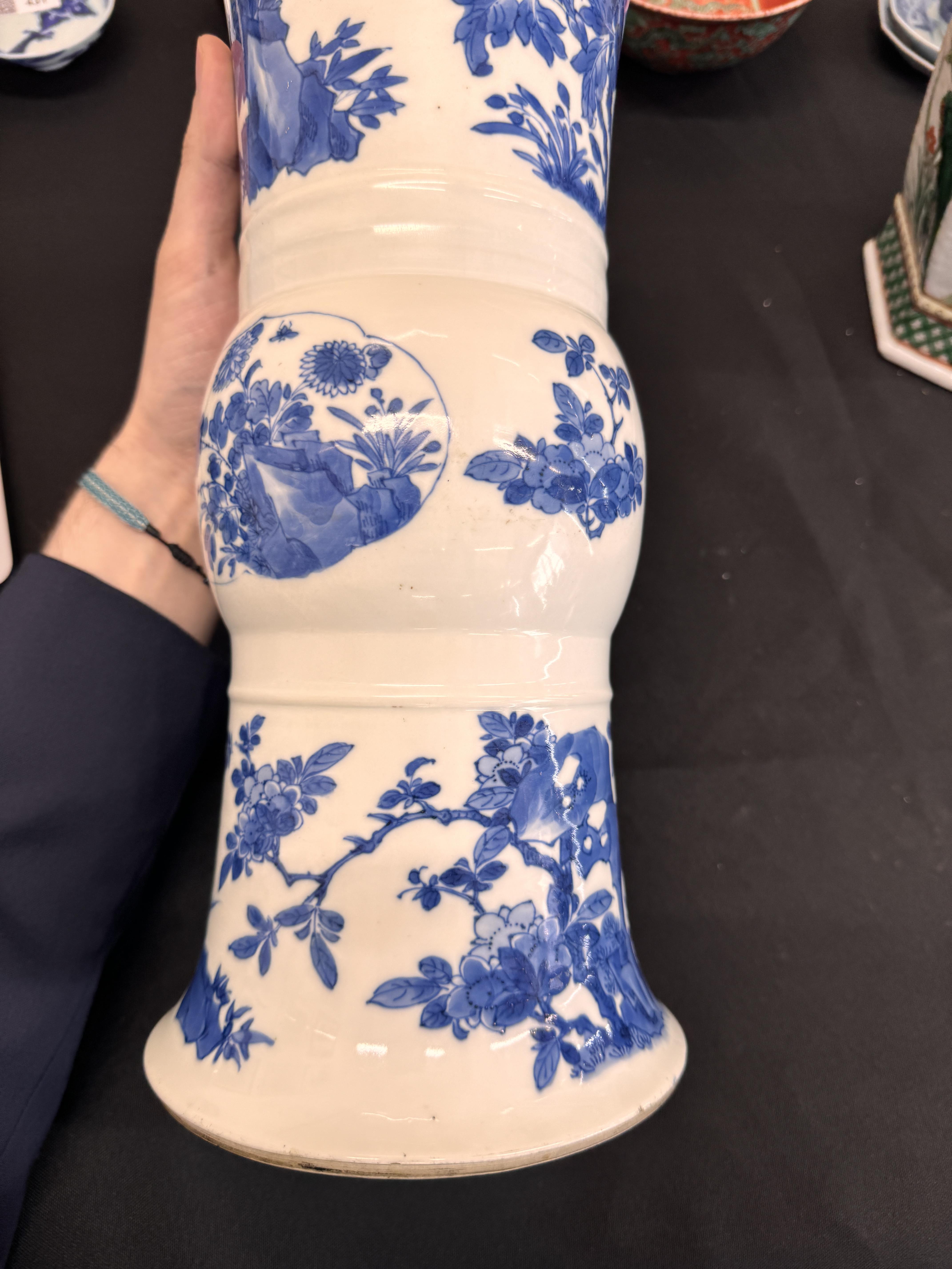 A CHINESE BLUE AND WHITE 'FLORAL' BEAKER VASE, GU 清康熙 青花開光花蟲圖花觚 《大清康熙年製》款 - Image 19 of 21