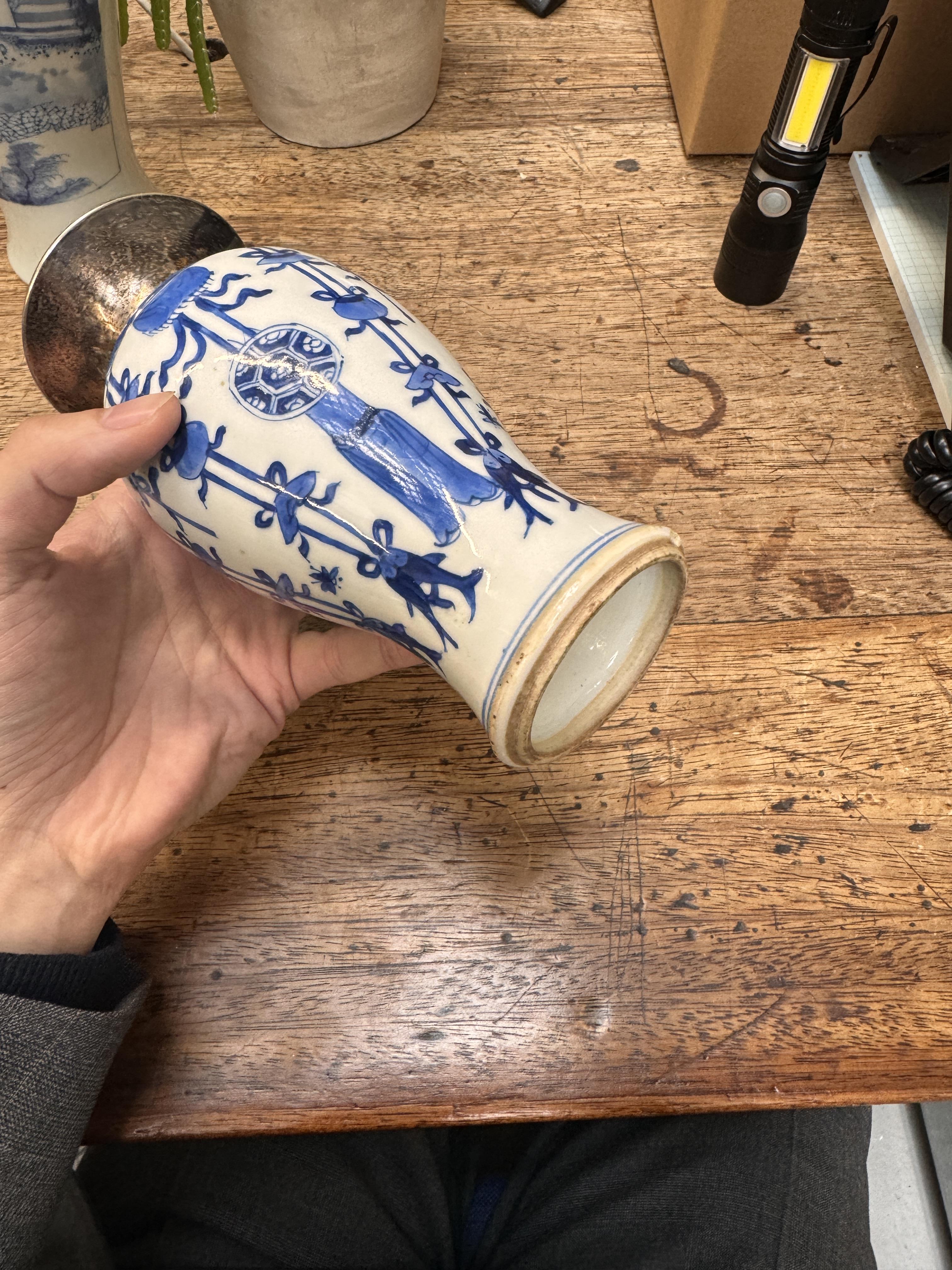 A CHINESE BLUE AND WHITE VASE 清康熙 青花雙魚紋瓶 - Image 4 of 17