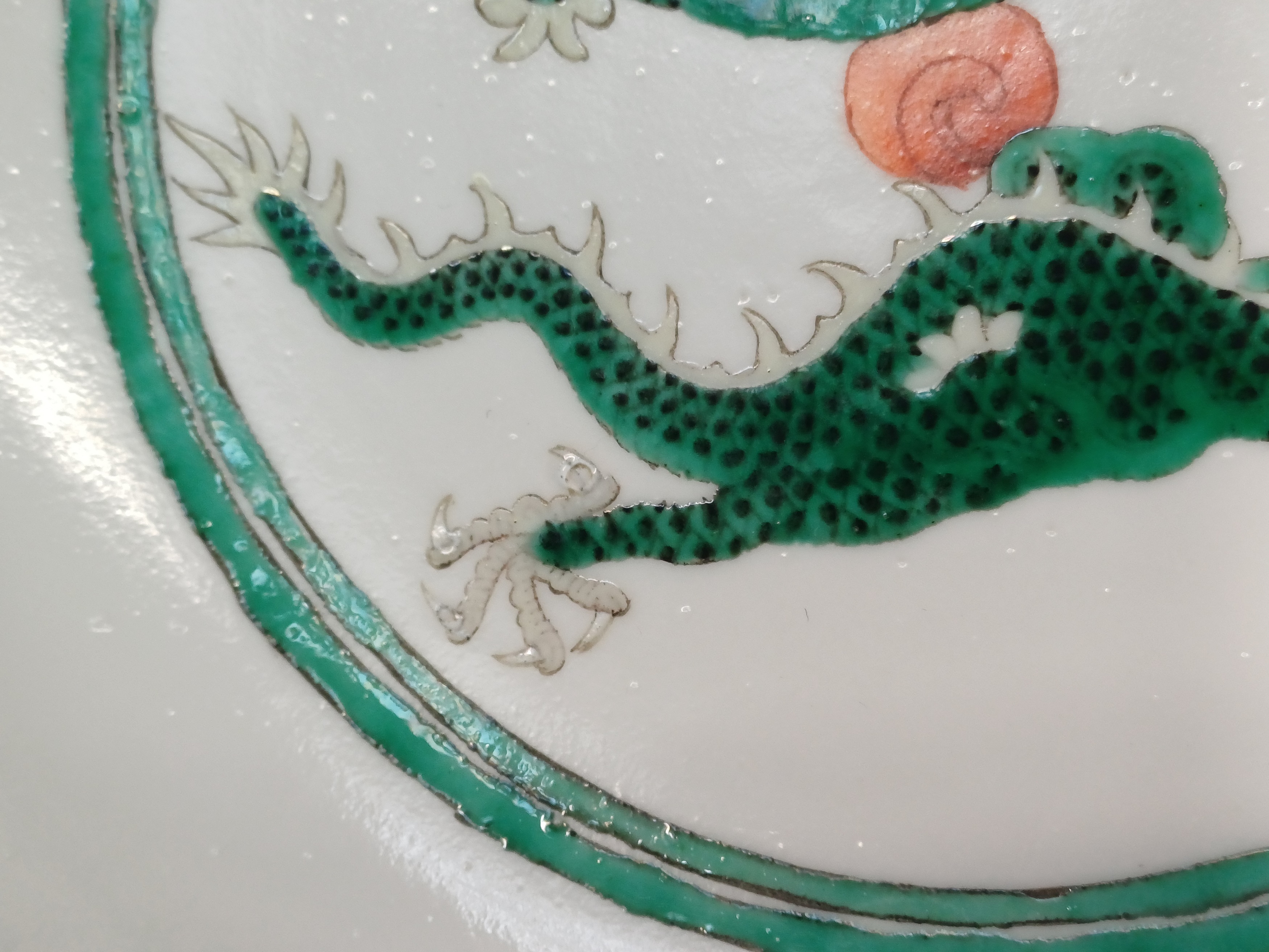 A CHINESE GREEN-ENAMELLED 'DRAGONS' DISH 清同治 綠彩龍紋盤 《大清同治年製》款 - Image 13 of 18
