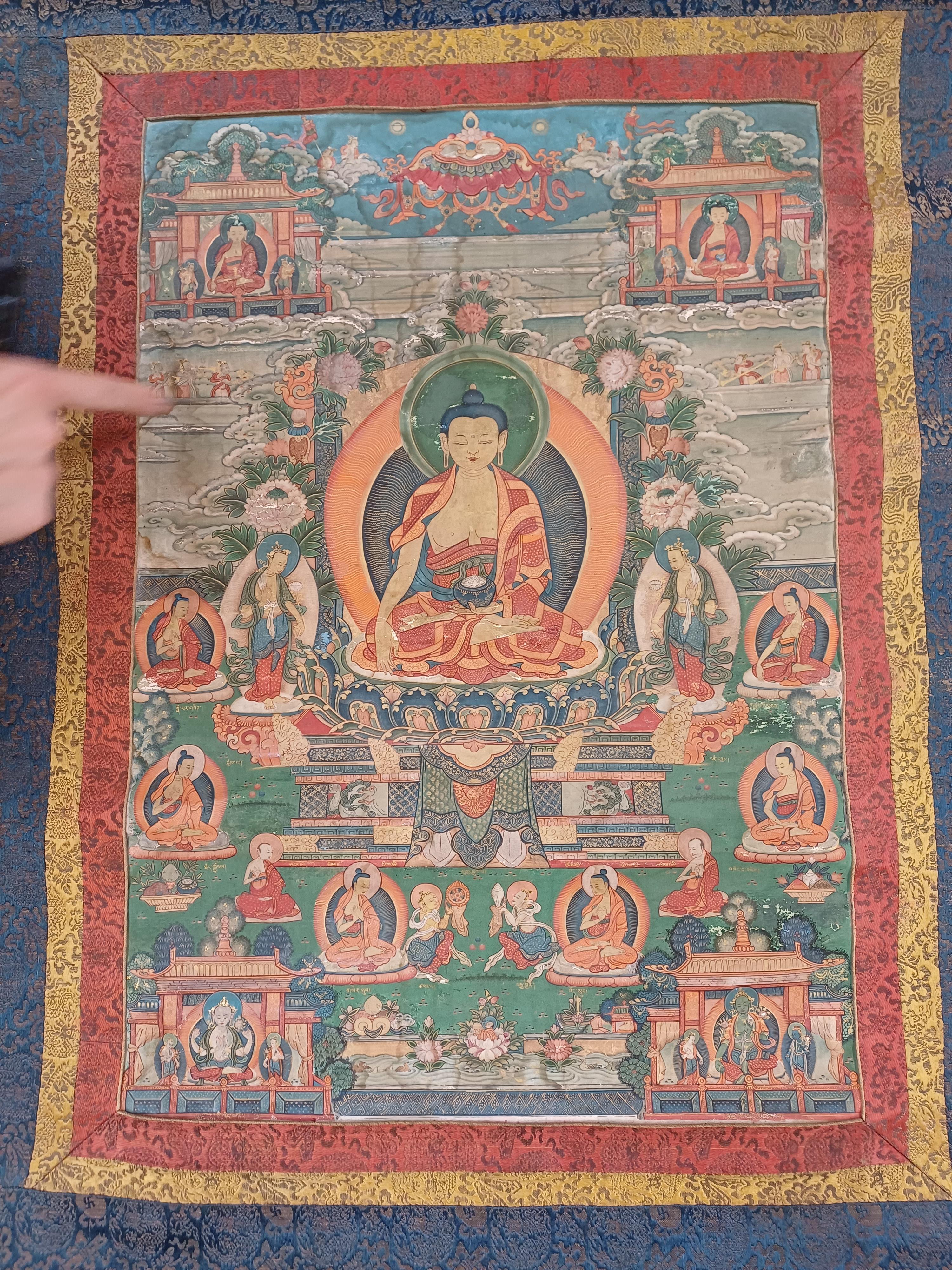 A TIBETAN PAINTED THANGKA OF BUDDHA SHAKYAMUNI 十八世紀 藏傳釋迦牟尼佛像唐卡 - Image 3 of 18