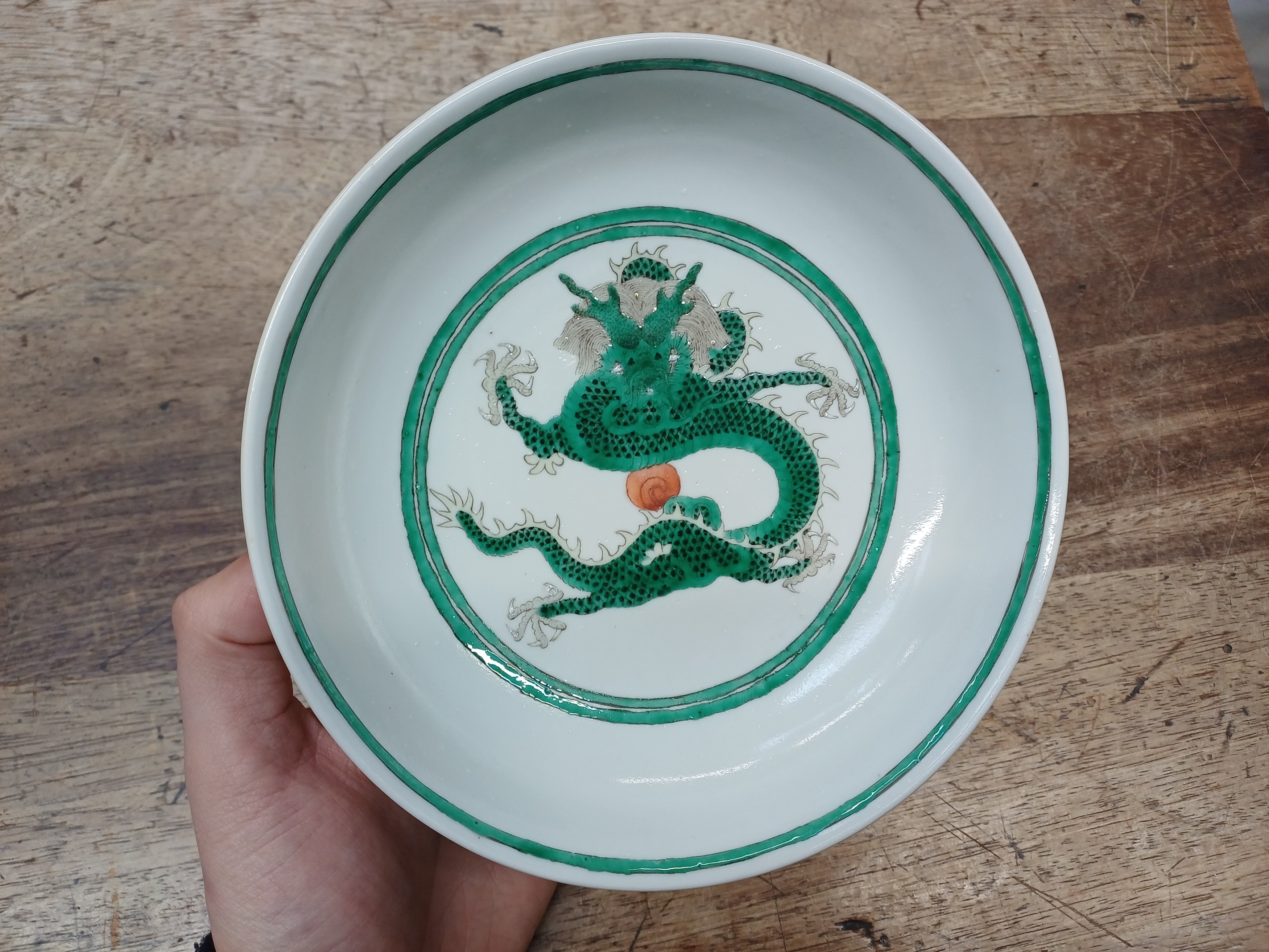 A CHINESE GREEN-ENAMELLED 'DRAGONS' DISH 清同治 綠彩龍紋盤 《大清同治年製》款 - Image 10 of 18