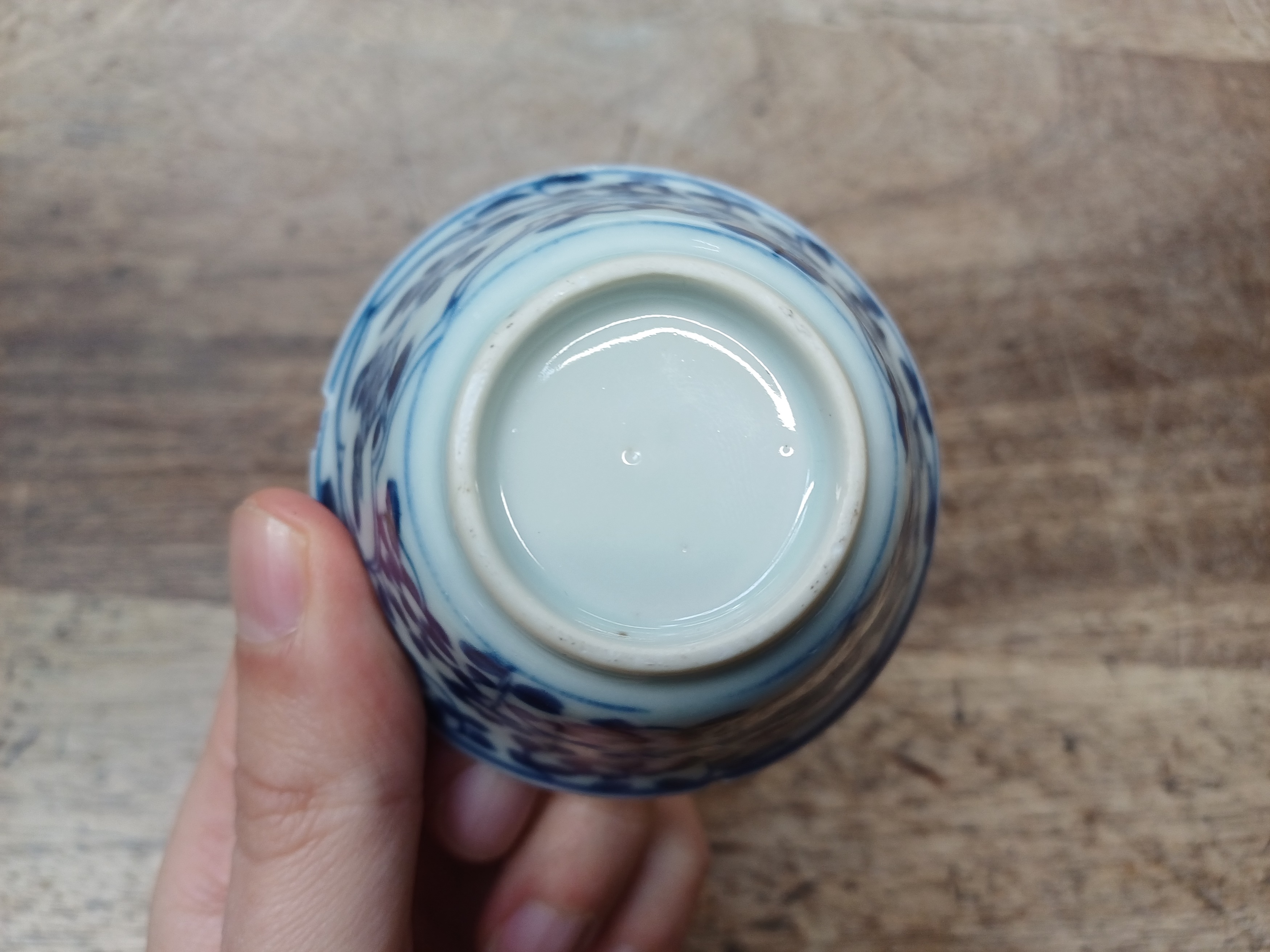 A CHINESE RETICULATED BLUE AND WHITE 'LINGLONG' TEA BOWL AND THREE EXPORT CERAMICS 清 崇禎至十八世紀 青花玲瓏盌及外 - Image 17 of 21