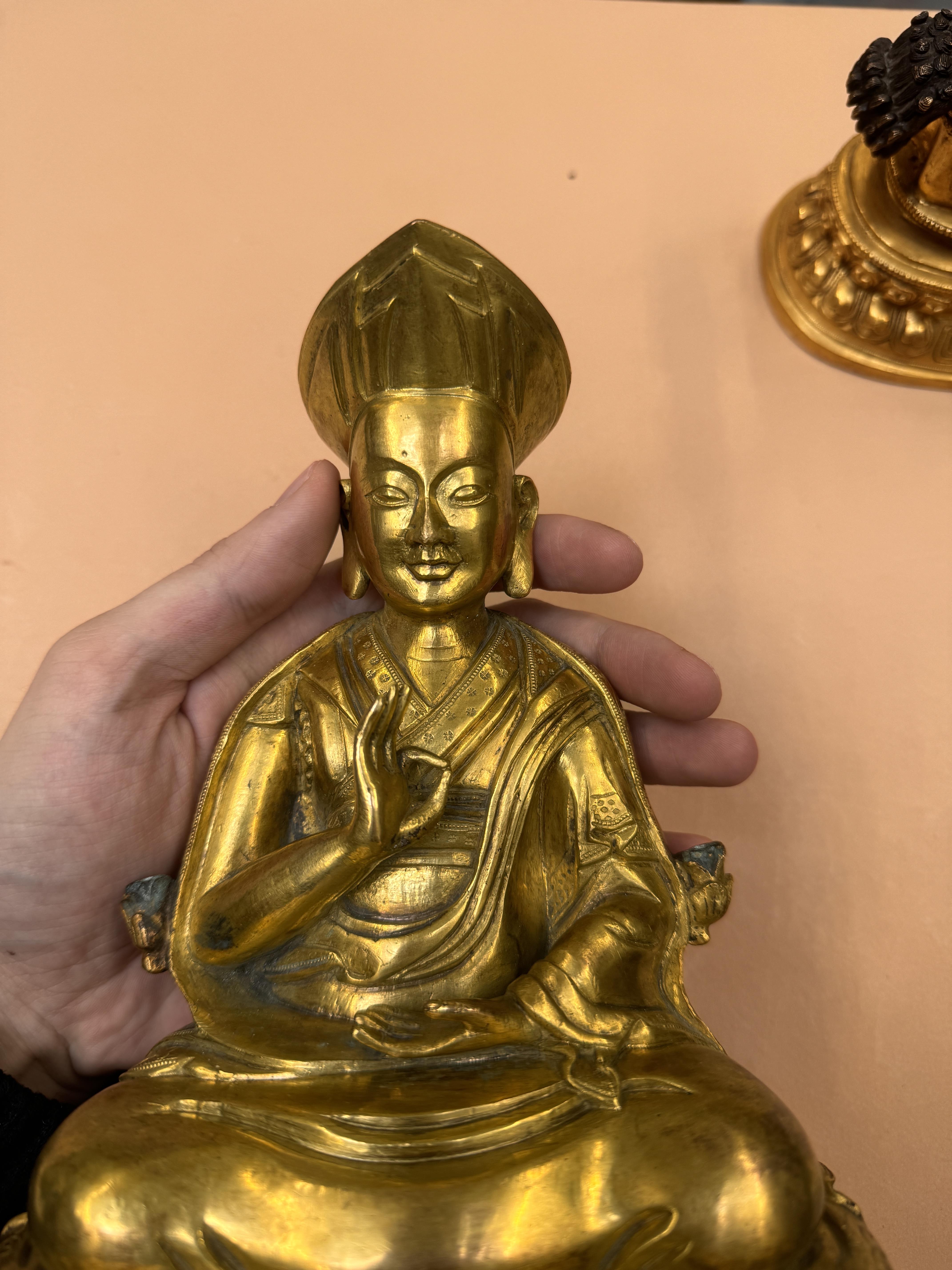 A SINO-TIBETAN GILT BRONZE FIGURE OF THE THIRD CHANGKYA HUTUKTU, ROLPAI DORJE 清十八世紀 銅鎏金三世章嘉呼圖克圖若必多吉坐 - Image 16 of 23