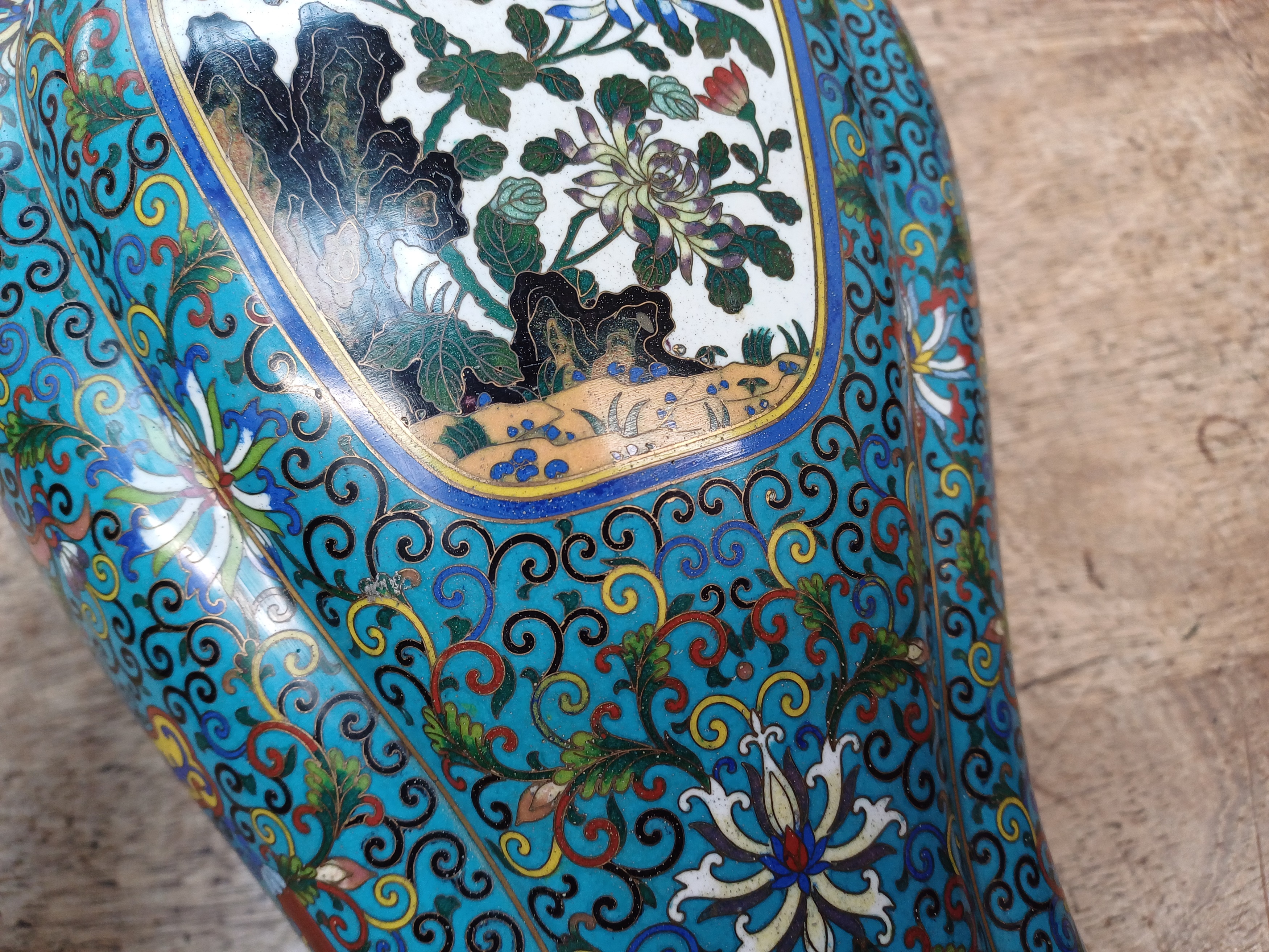 A CHINESE CLOISONNÉ ENAMEL LOBED 'BLOSSOMS' VASE 清十九世紀 銅胎掐絲琺瑯開光菊花圖瓶 - Image 5 of 21