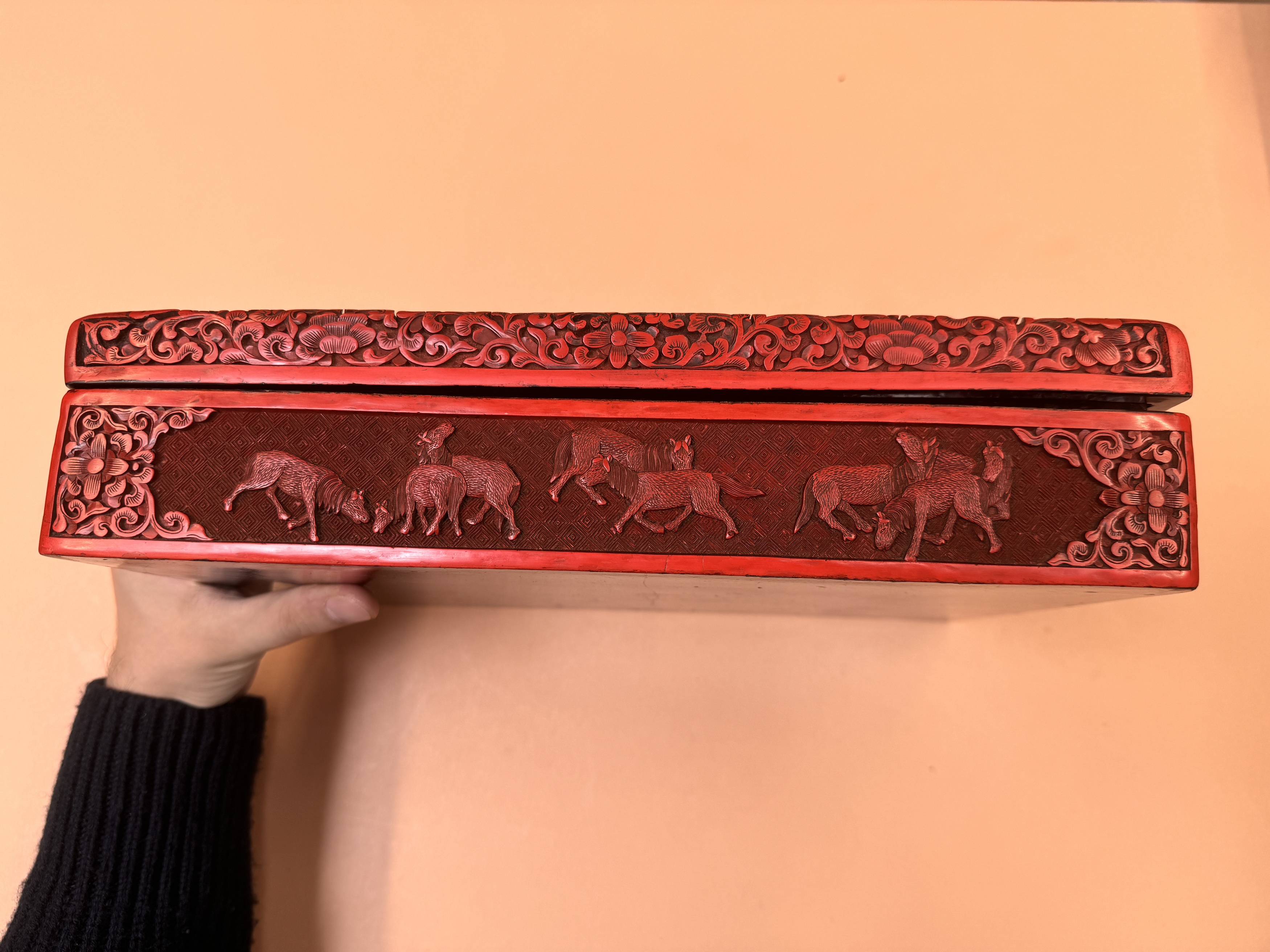 A LARGE AND FINE CHINESE CINNABAR LACQUER 'FIGURAL' BOX AND COVER 早十九世紀 剔紅人物故事圖紋方蓋盒 - Image 41 of 54