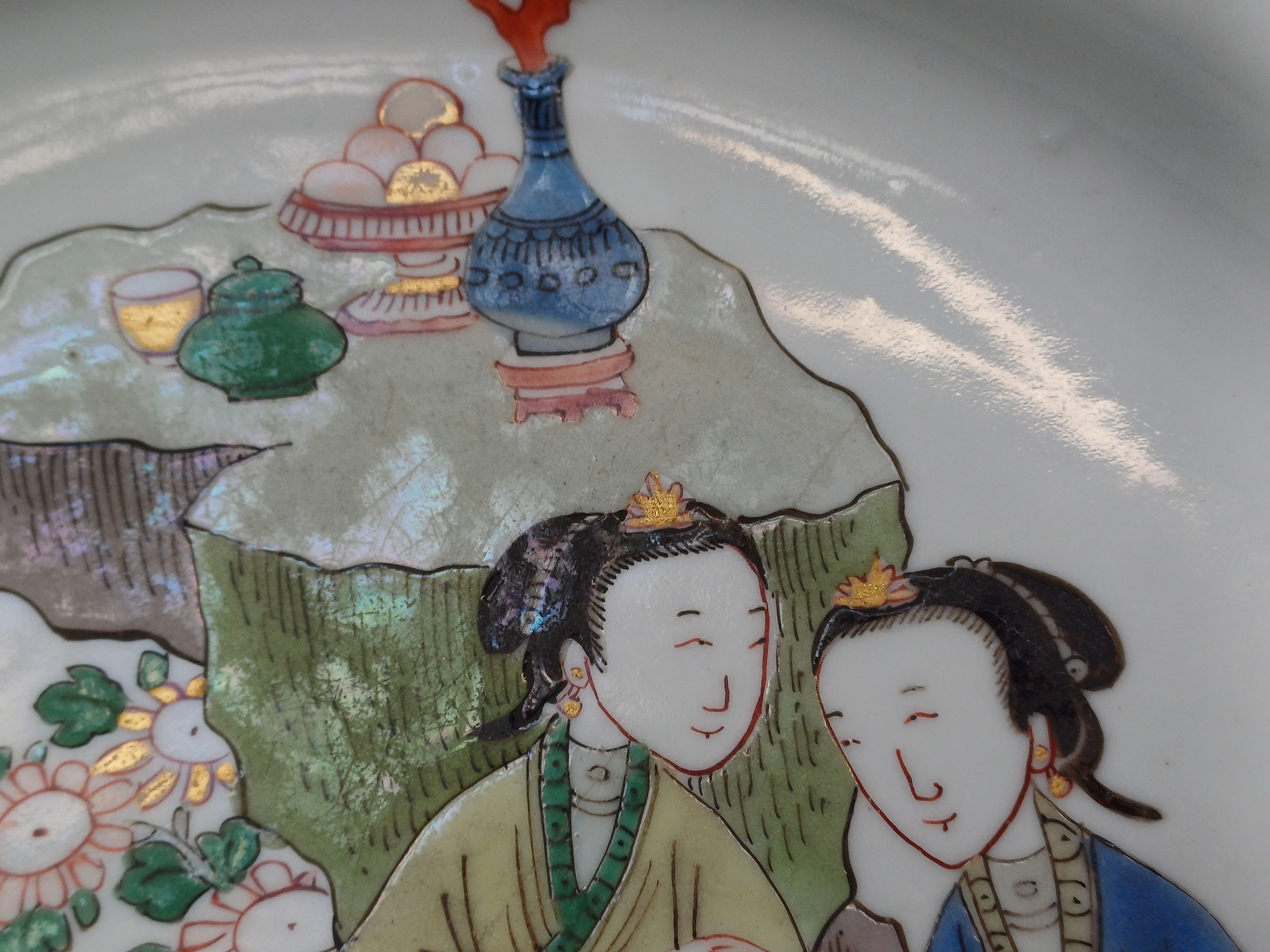 A CHINESE FAMILLE-VERTE 'LADIES READING' DISH 清康熙 閱讀仕女圖紋盤 - Image 6 of 18