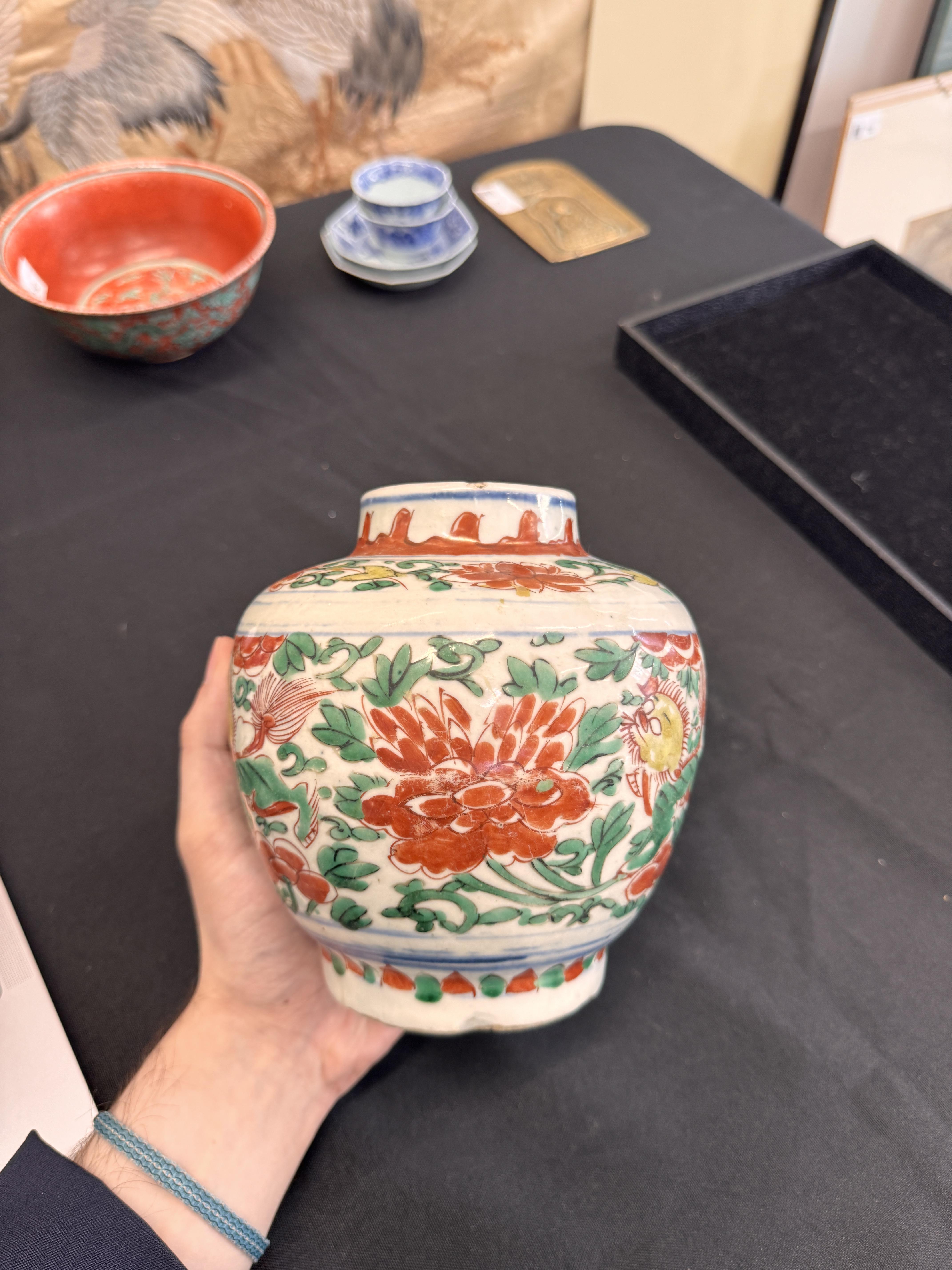 A CHINESE WUCAI 'LOTUS AND LION DOG' JAR 明 五彩佛獅穿花紋罐 - Image 8 of 30