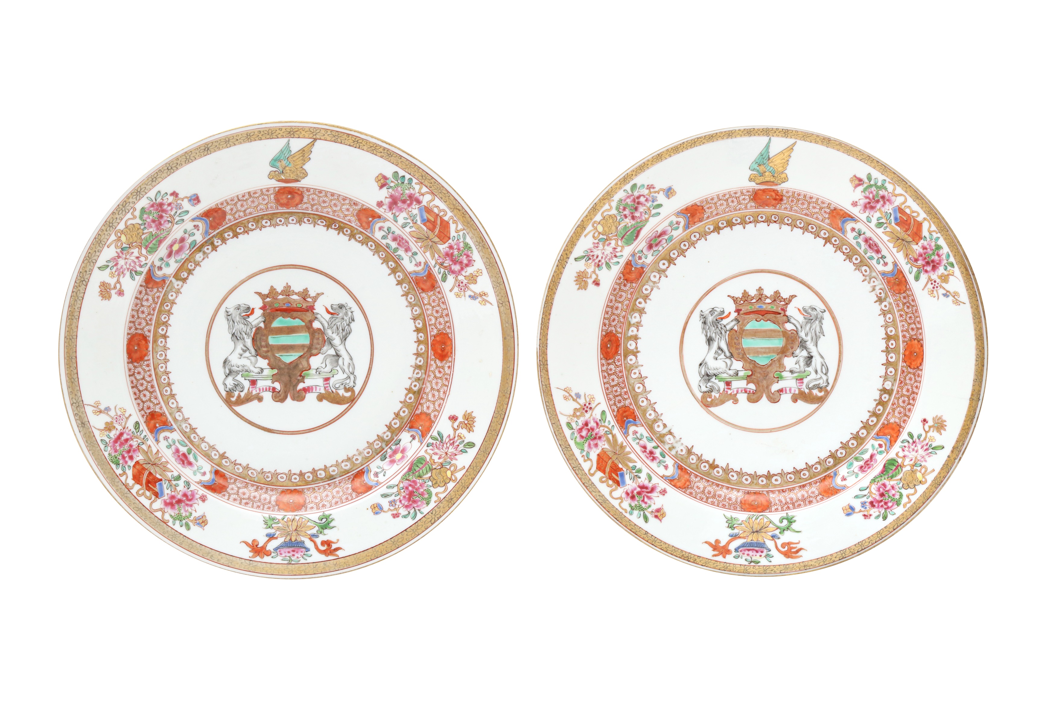 A PAIR OF CHINESE EXPORT FAMILLE-ROSE ARMORIAL DISHES 清十八至十九世紀 外銷粉彩徽章紋盤一對