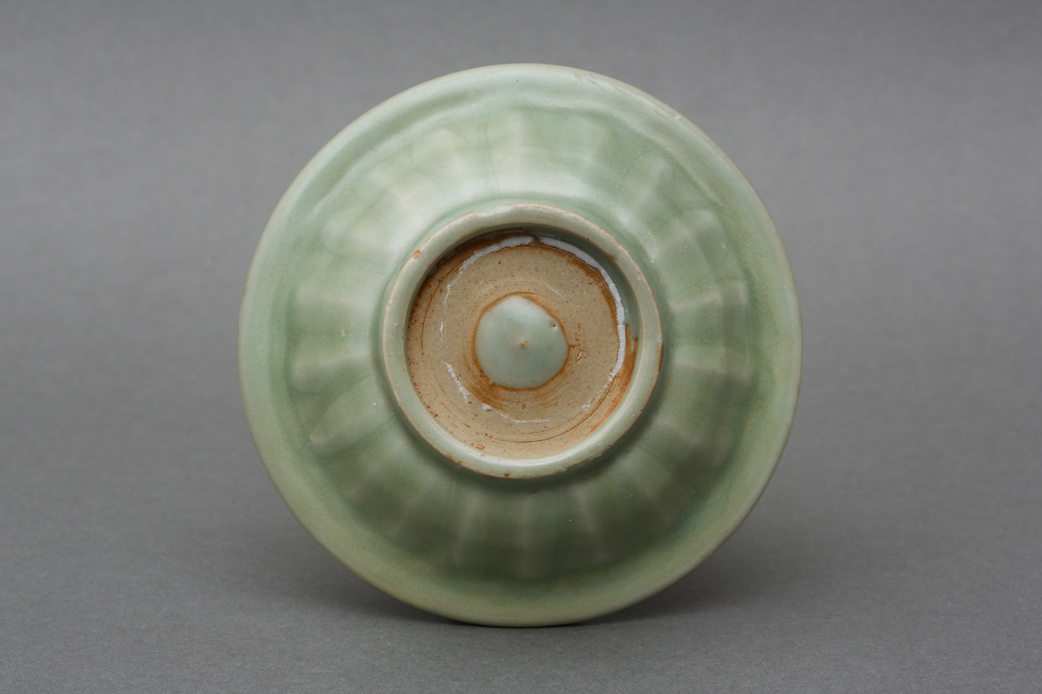 A SMALL CHINESE LONGQUAN CELADON 'TWIN FISH' DISH 宋至元或後期 龍泉窯青釉雙魚紋盤 - Image 2 of 13