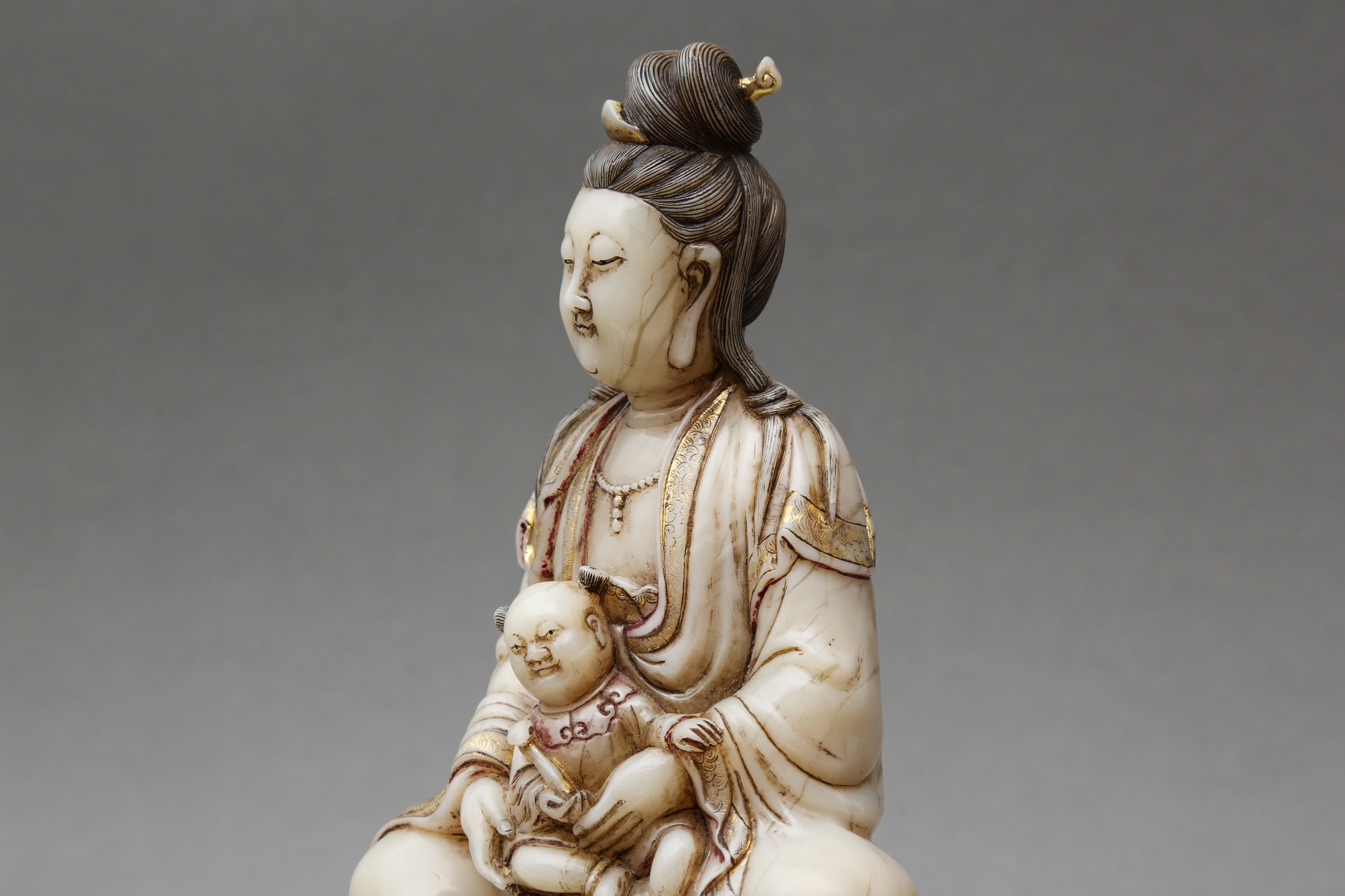 A LARGE CHINESE SOAPSTONE FIGURE OF GUANYIN AND CHILD 清十八至十九世紀 壽山石送子觀音坐像 - Image 3 of 21