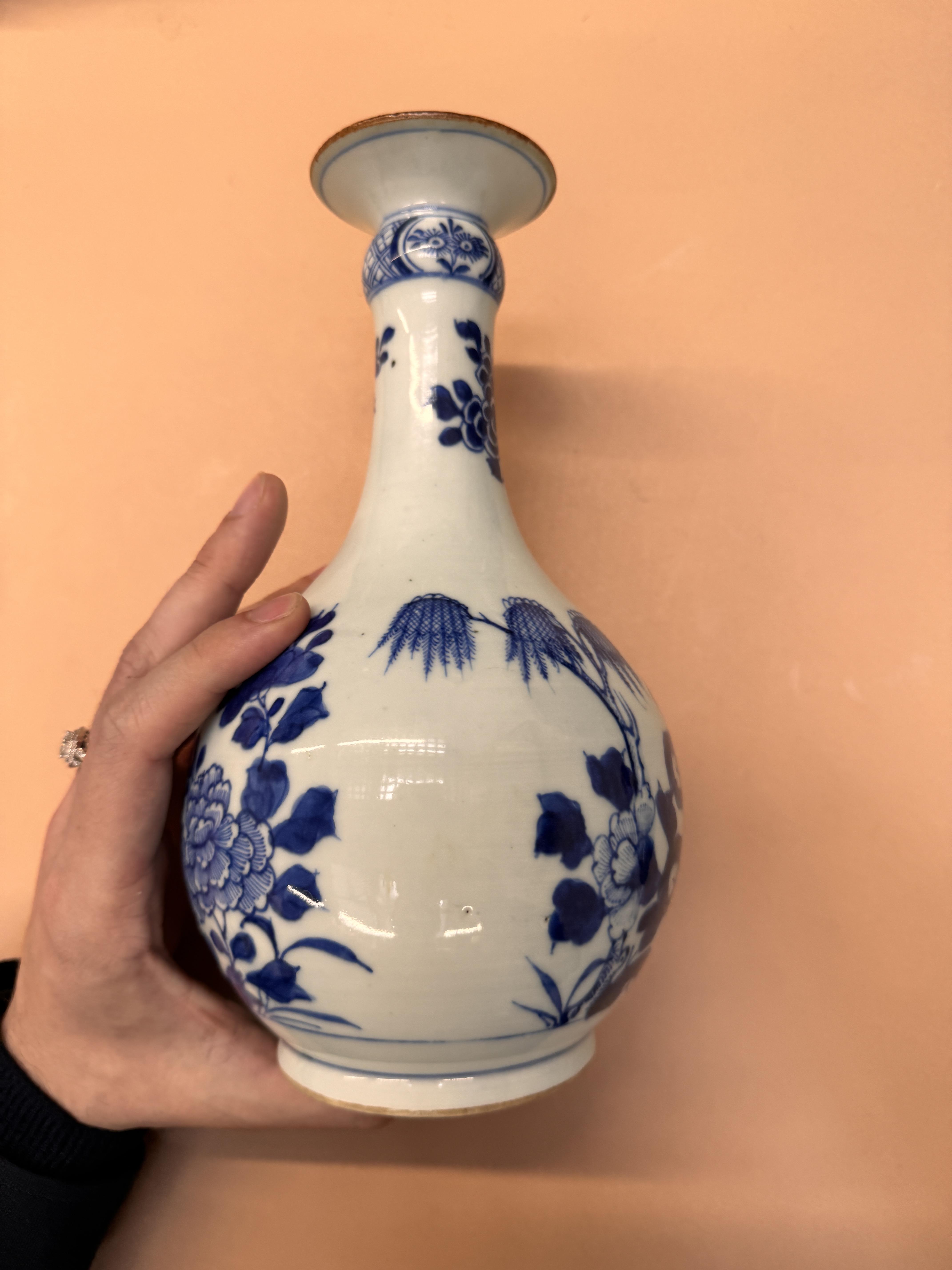 A CHINESE BLUE AND WHITE BOTTLE VASE 清十八世紀 青花花卉紋瓶 - Image 7 of 13