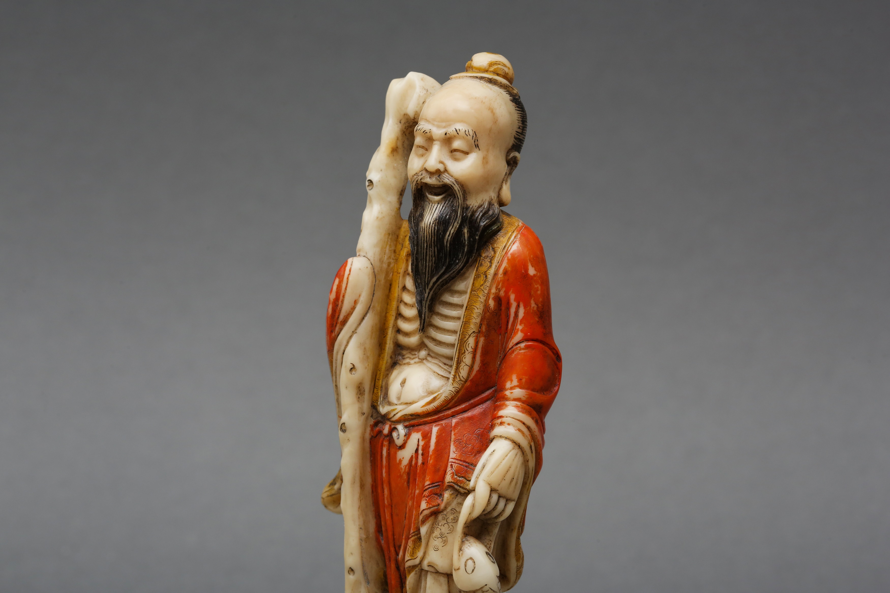 A CHINESE SOAPSTONE FIGURE OF AN EMACIATED LUOHAN 清十八至十九世紀 壽山石羅漢像 - Image 2 of 12