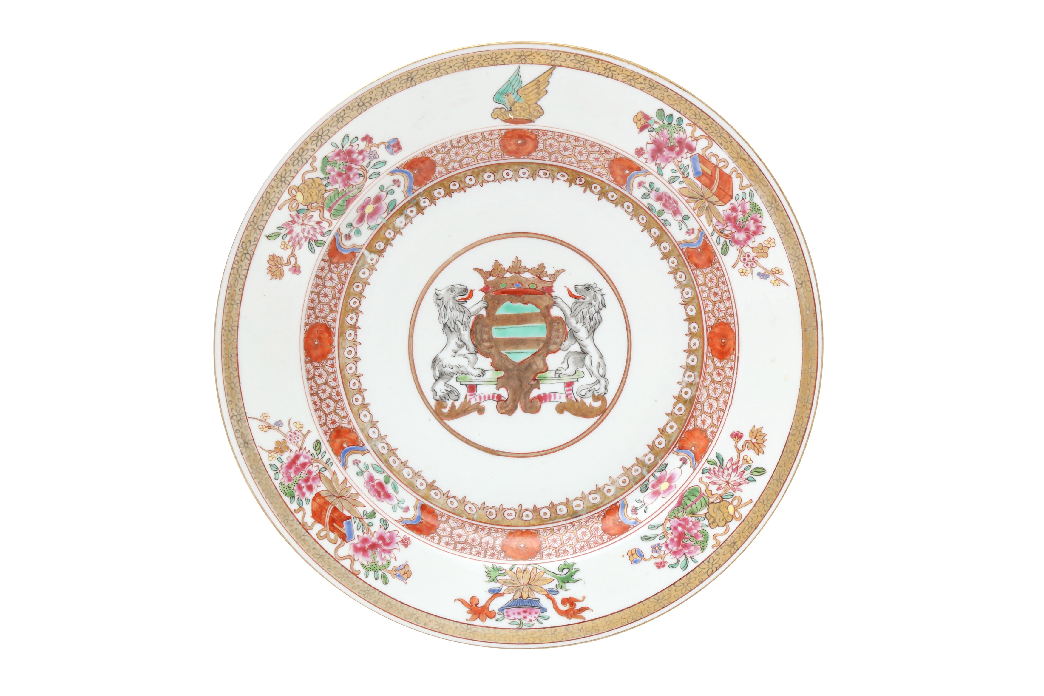 A PAIR OF CHINESE EXPORT FAMILLE-ROSE ARMORIAL DISHES 清十八至十九世紀 外銷粉彩徽章紋盤一對 - Image 3 of 3