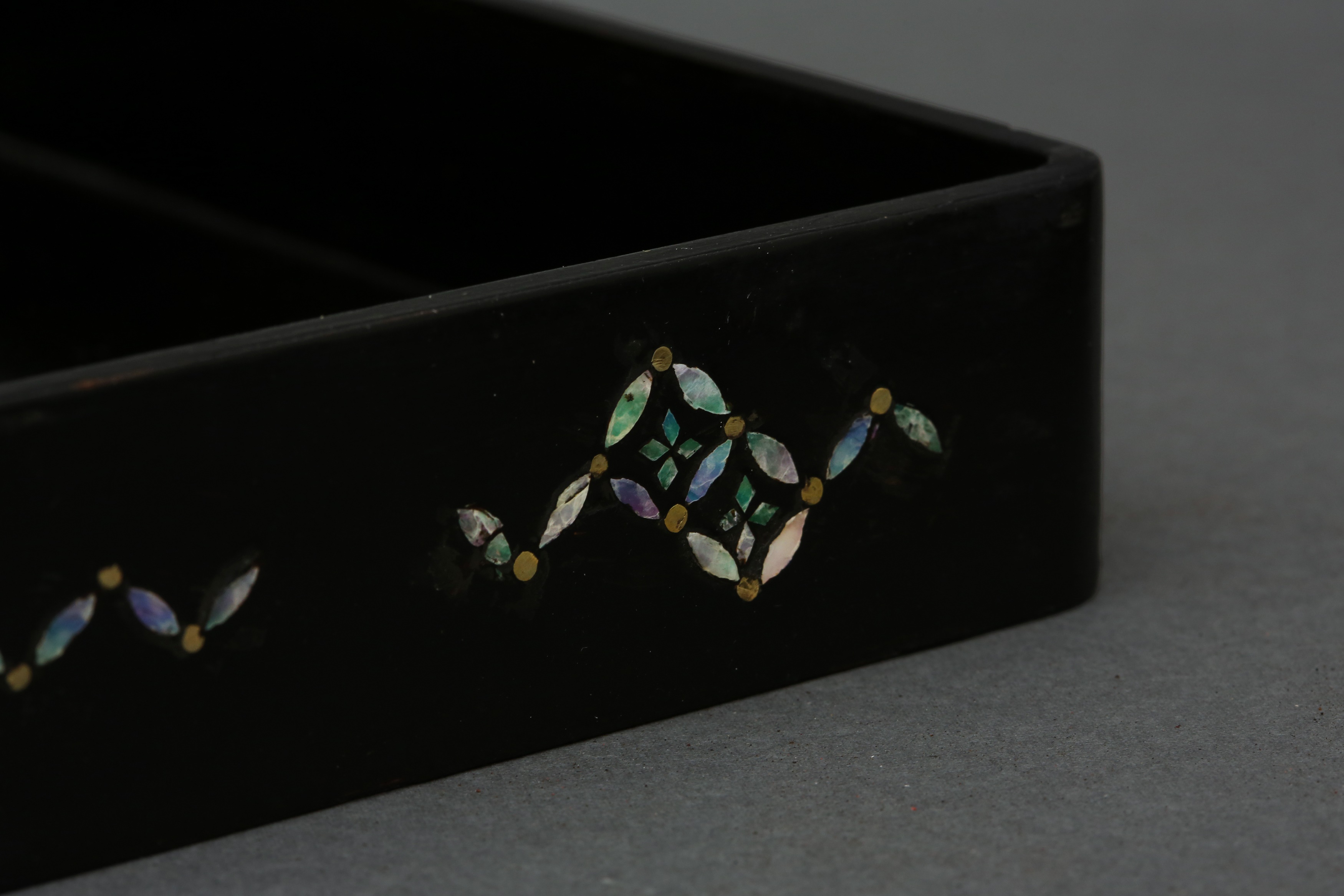 A JAPANESE RYUKYU ISLAND-STYLE MOTHER-OF-PEARL INLAID BLACK LACQUER BOX AND COVER - Image 6 of 7