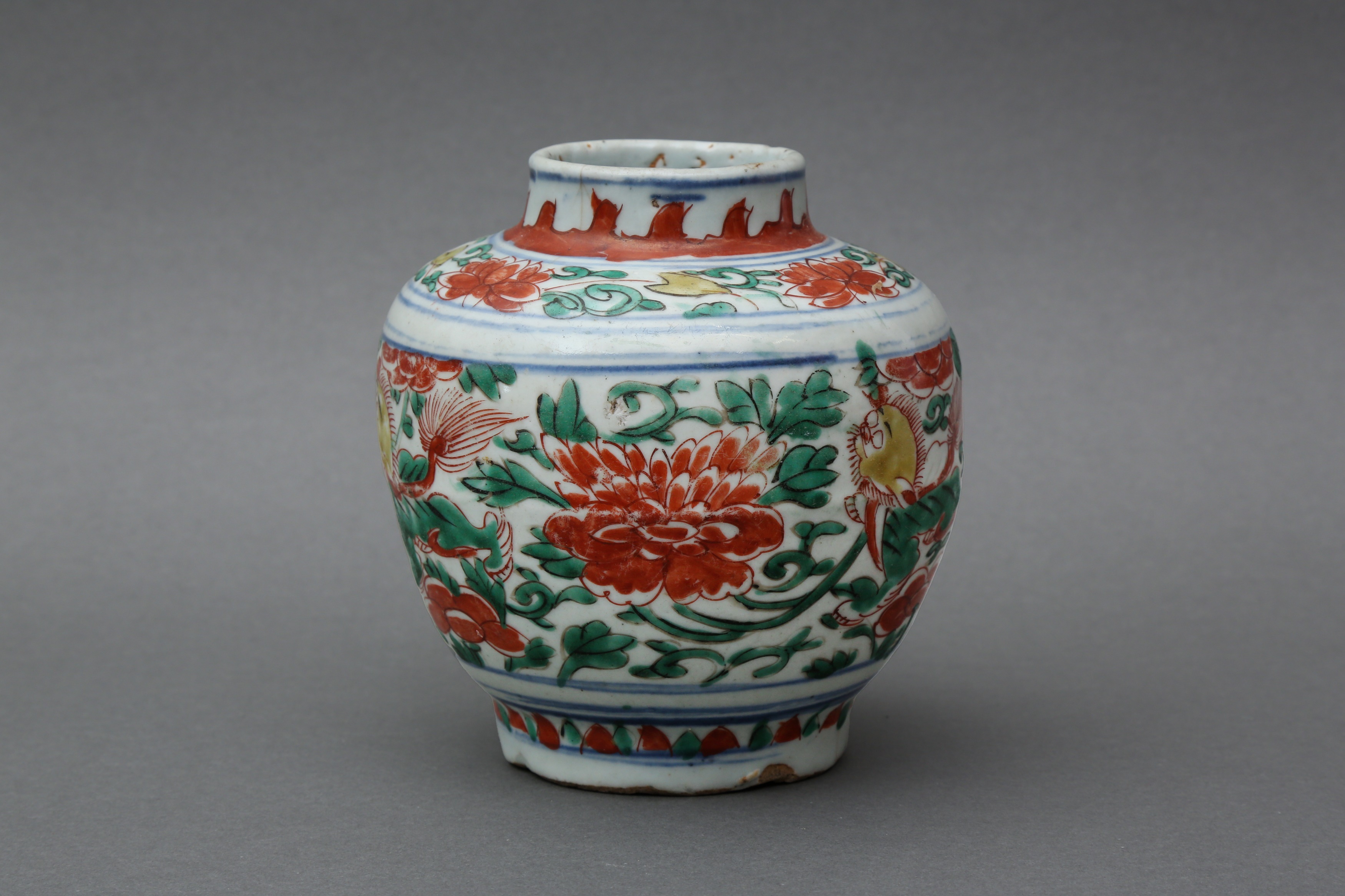 A CHINESE WUCAI 'LOTUS AND LION DOG' JAR 明 五彩佛獅穿花紋罐 - Image 2 of 30