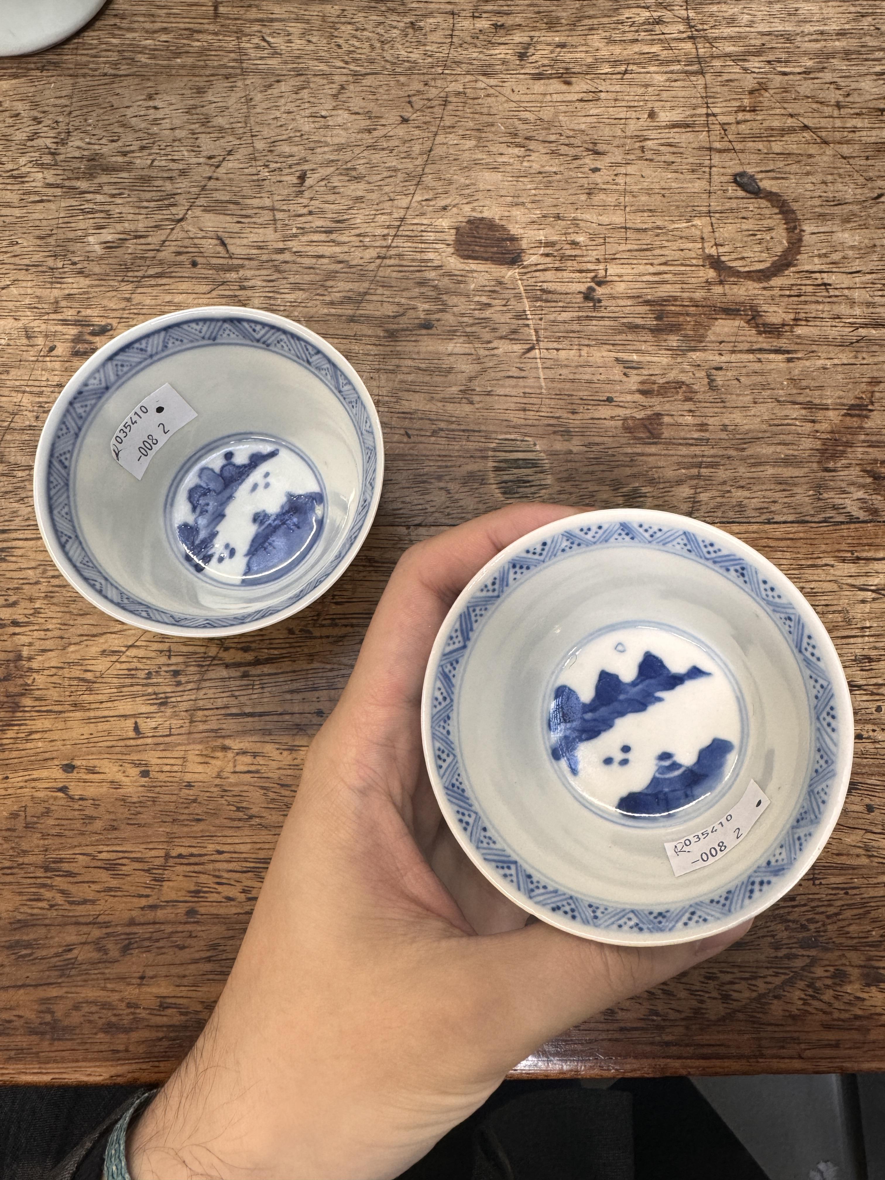 TWO CHINESE BLUE AND WHITE CUPS 清康熙 青花策馬勇戰圖盃兩件 《玉》款 - Image 15 of 23