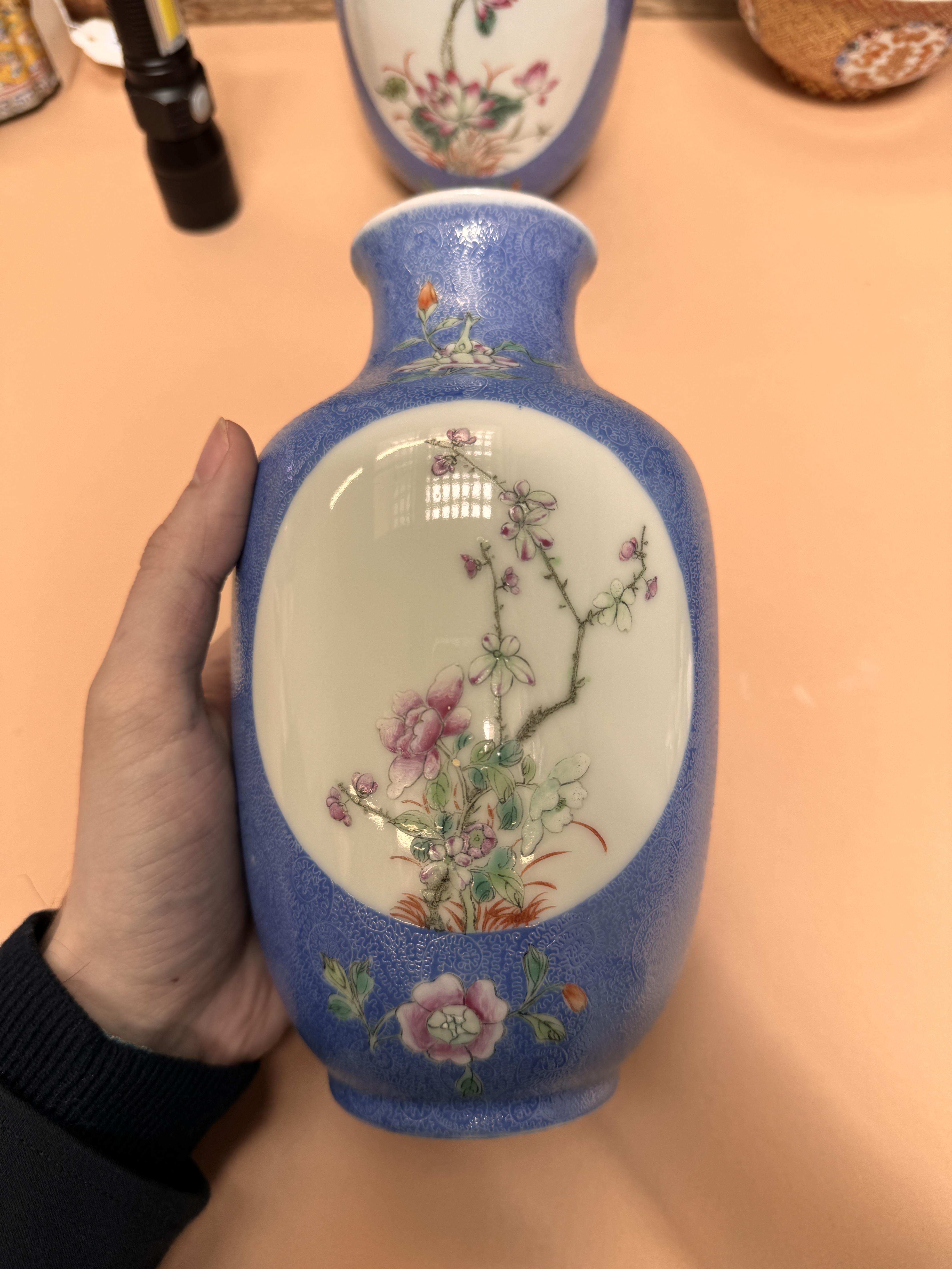 A PAIR OF CHINESE FAMILLE-ROSE BLUE-GROUND SGRAFFITO VASES 民國時期 粉彩藍地開光花卉瓶一對 《大清乾隆年製》款 - Image 9 of 23