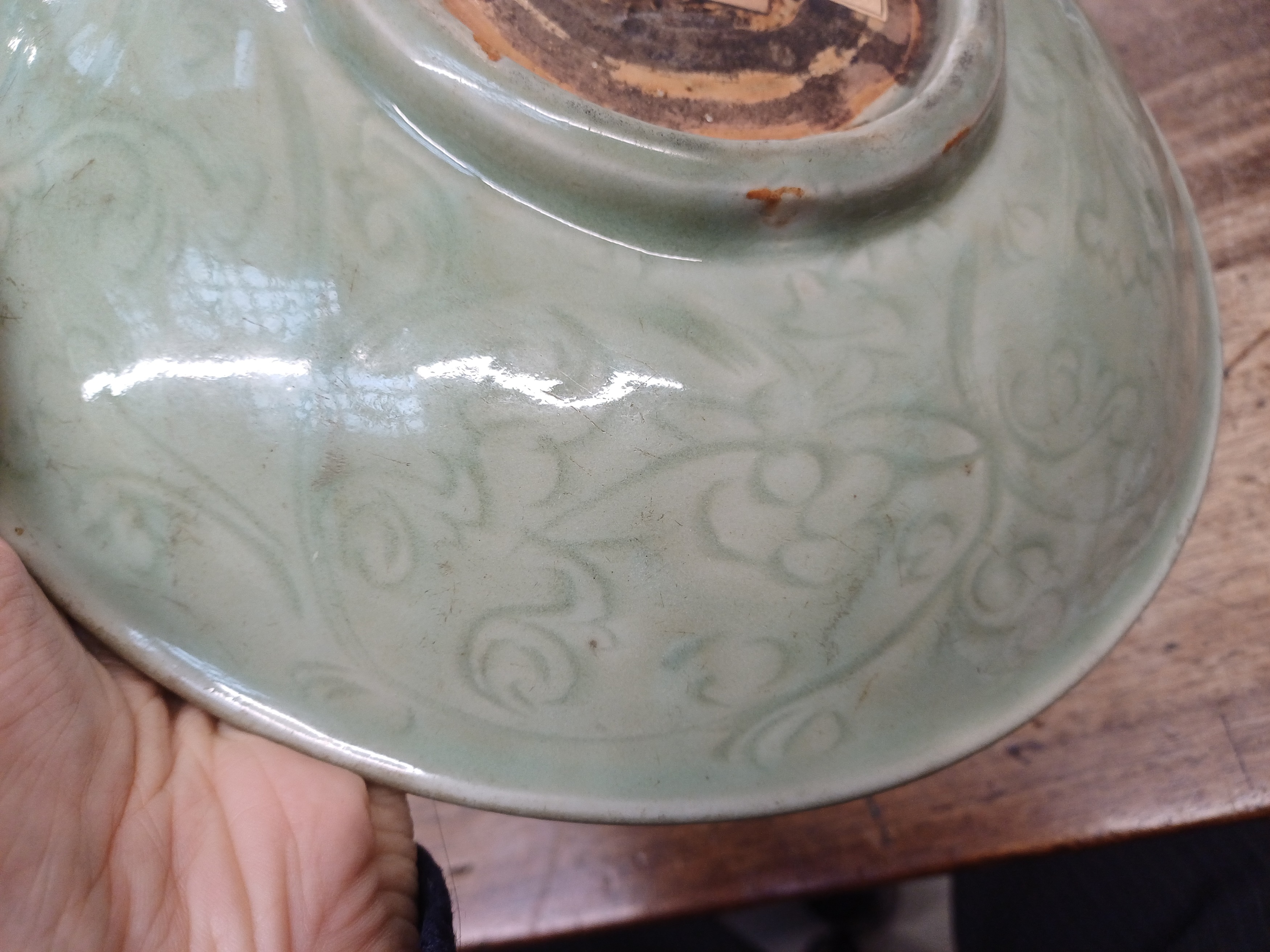 A CHINESE LONGQUAN CELADON-GLAZED 'PEONY' DISH 明十五世紀 龍泉窯青釉牡丹紋盤 - Image 6 of 11