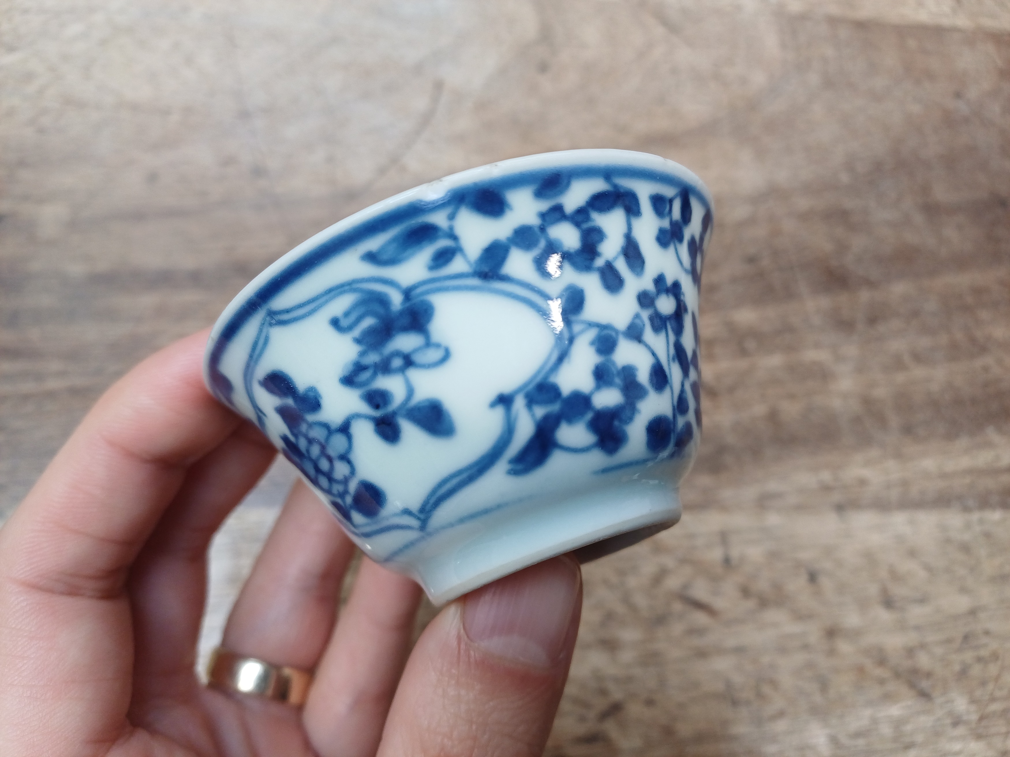 A CHINESE RETICULATED BLUE AND WHITE 'LINGLONG' TEA BOWL AND THREE EXPORT CERAMICS 清 崇禎至十八世紀 青花玲瓏盌及外 - Image 15 of 21