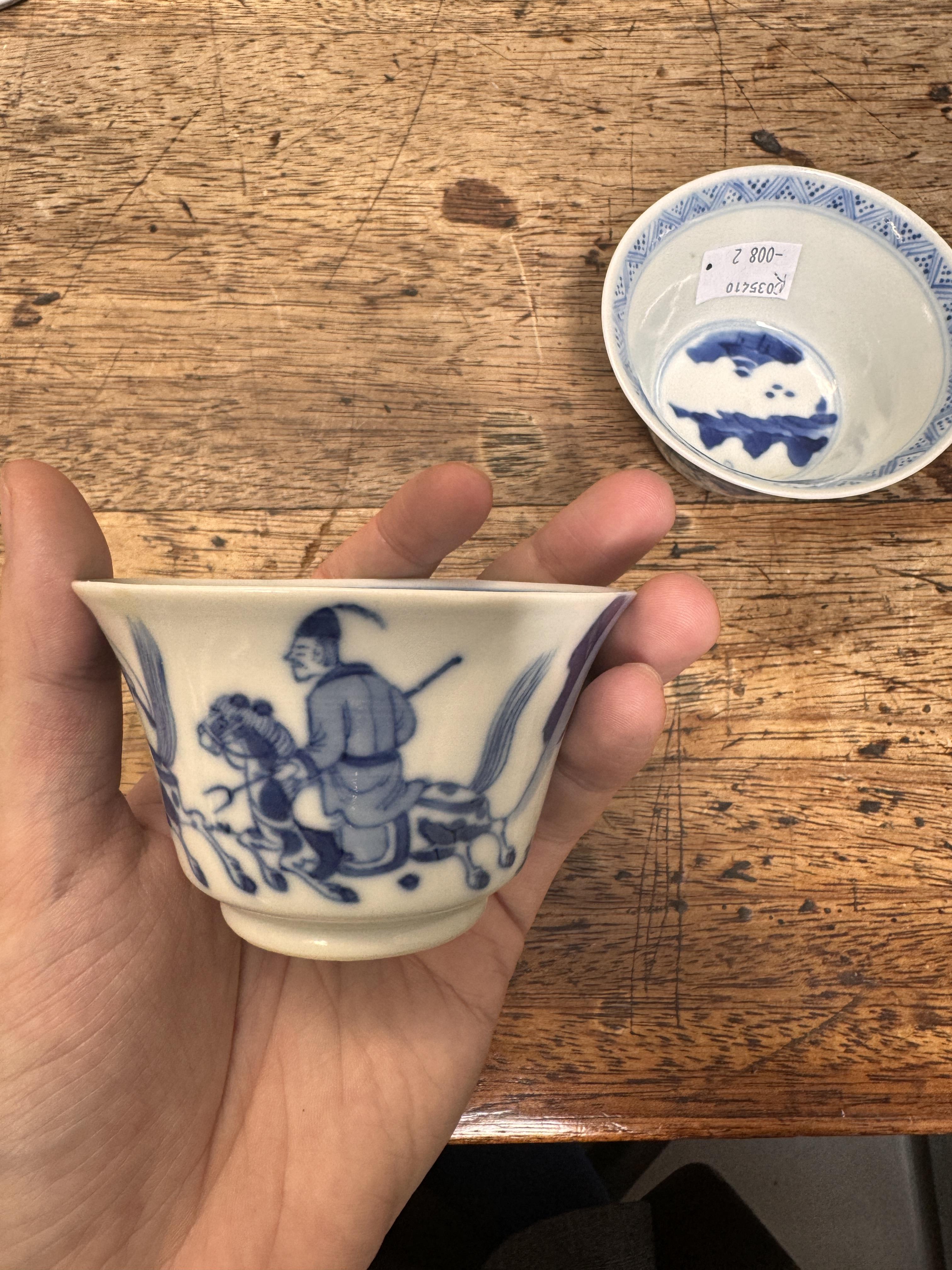 TWO CHINESE BLUE AND WHITE CUPS 清康熙 青花策馬勇戰圖盃兩件 《玉》款 - Image 6 of 23