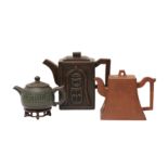 THREE CHINESE YIXING ZISHA TEAPOTS 十九世紀至民國時期 宜興紫砂茶壺三件
