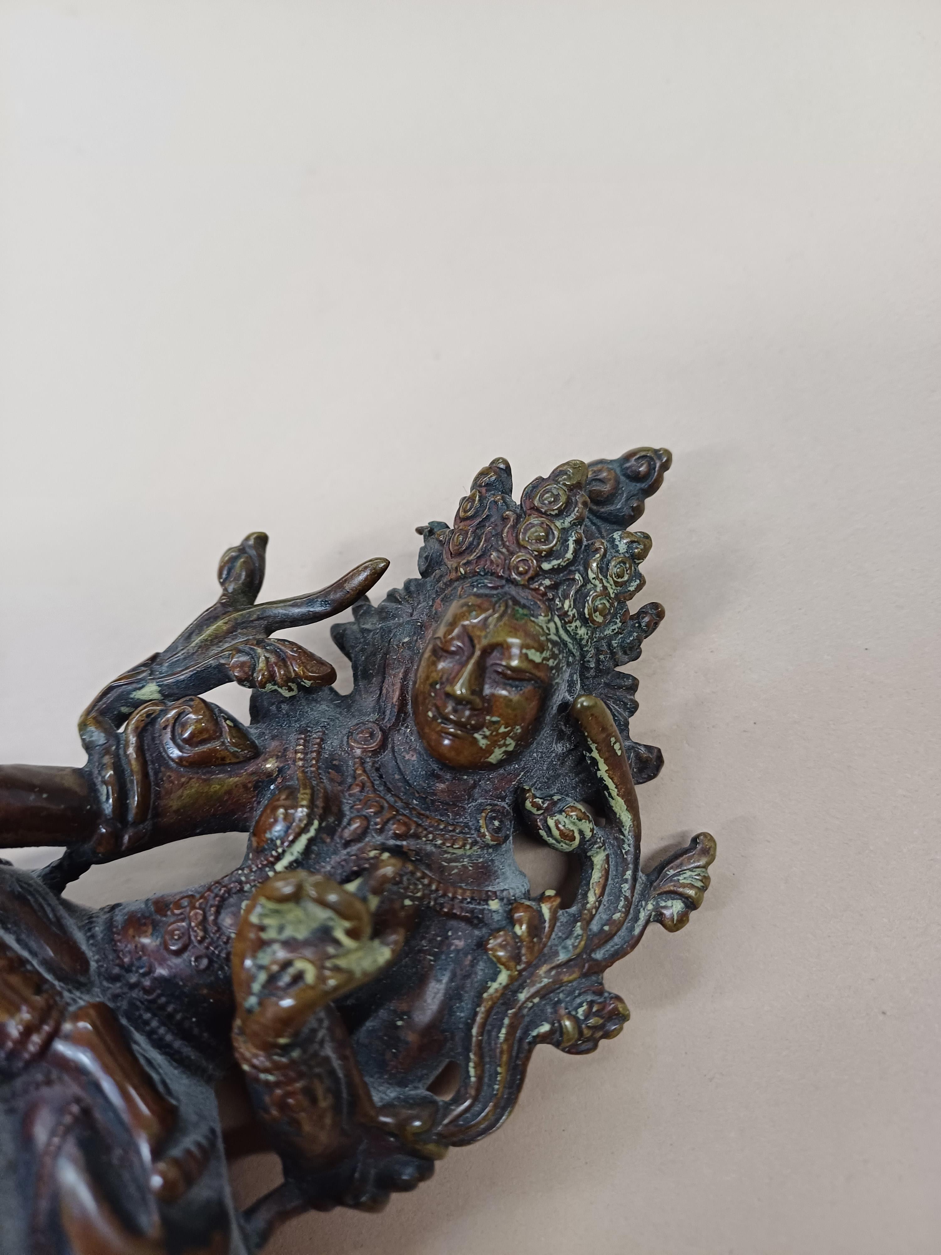 A SMALL SINO-TIBETAN COPPER-ALLOY FIGURE OF TARA 清十八或十九世紀 銅多羅觀音坐像 - Image 5 of 11