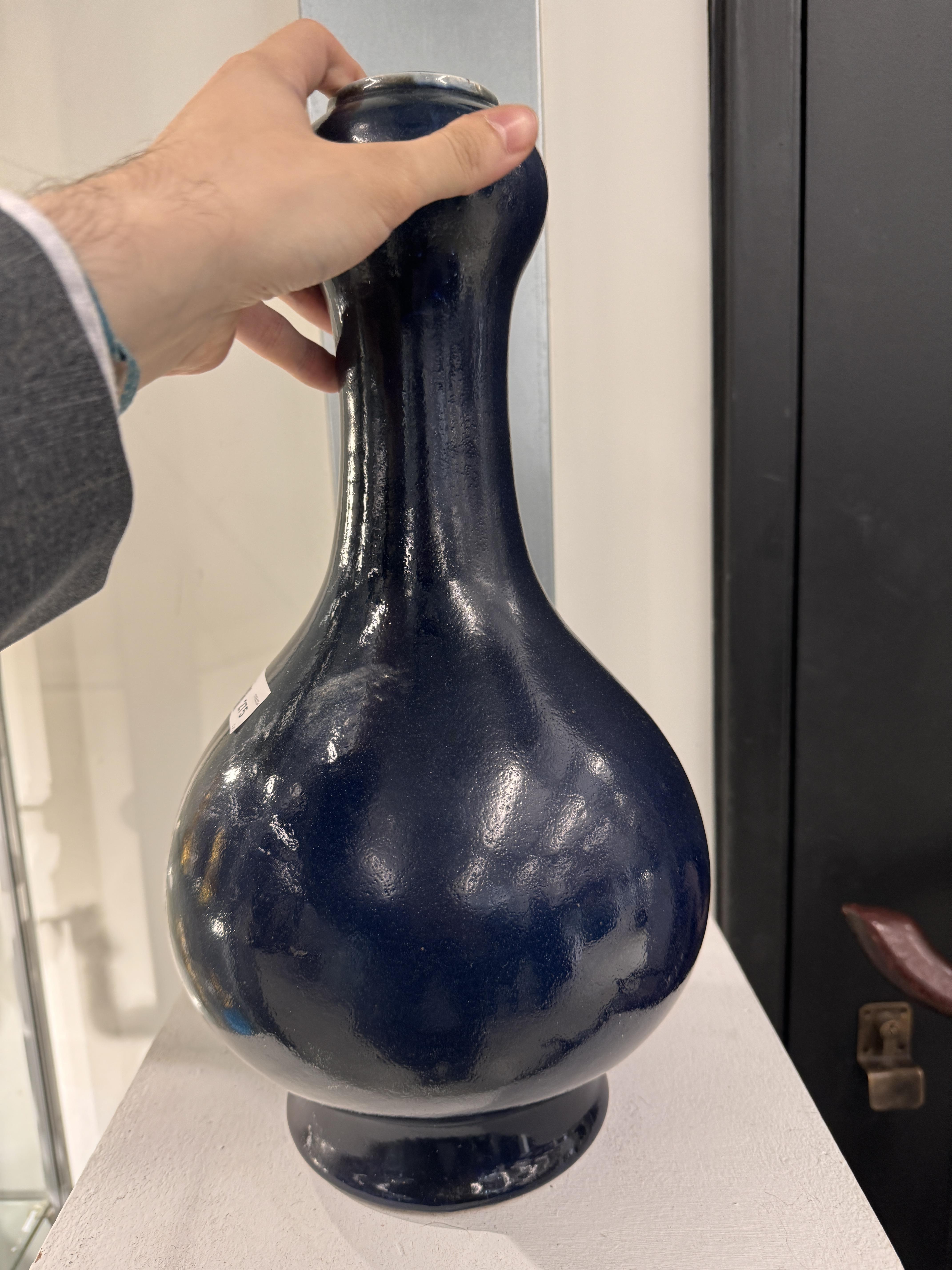 A PAIR OF LARGE CHINESE MONOCHROME BLUE-GLAZED VASES 民國時期 藍釉蒜頭瓶一對《長命富貴》款 - Image 15 of 16