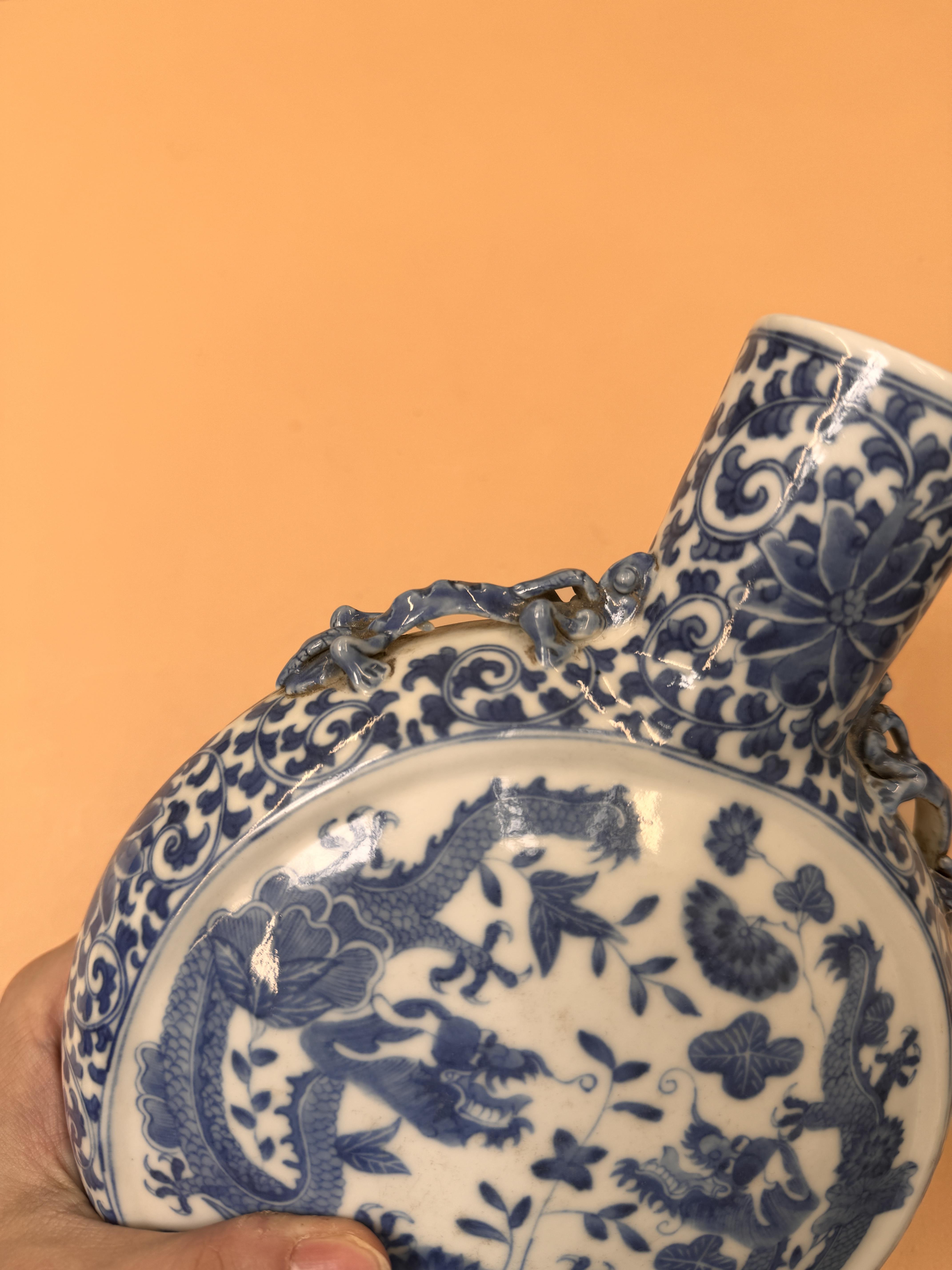 A CHINESE BLUE AND WHITE 'DRAGONS' MOON FLASK 清十九世紀 青花雙龍穿花抱月瓶 - Image 14 of 14