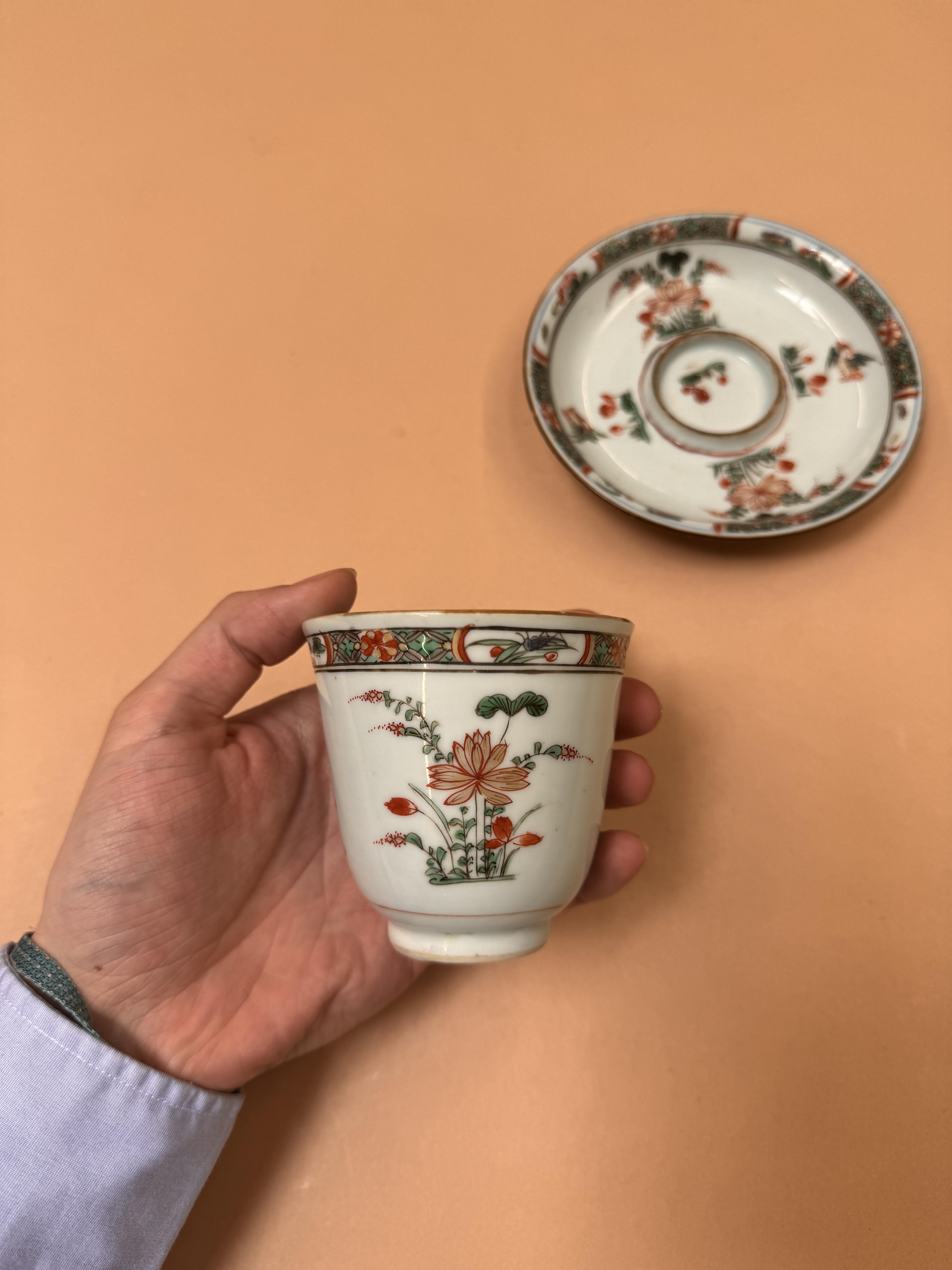 A CHINESE FAMILLE-VERTE CUP AND SAUCER 清康熙 五彩花鳥圖盃連盤 - Image 16 of 18