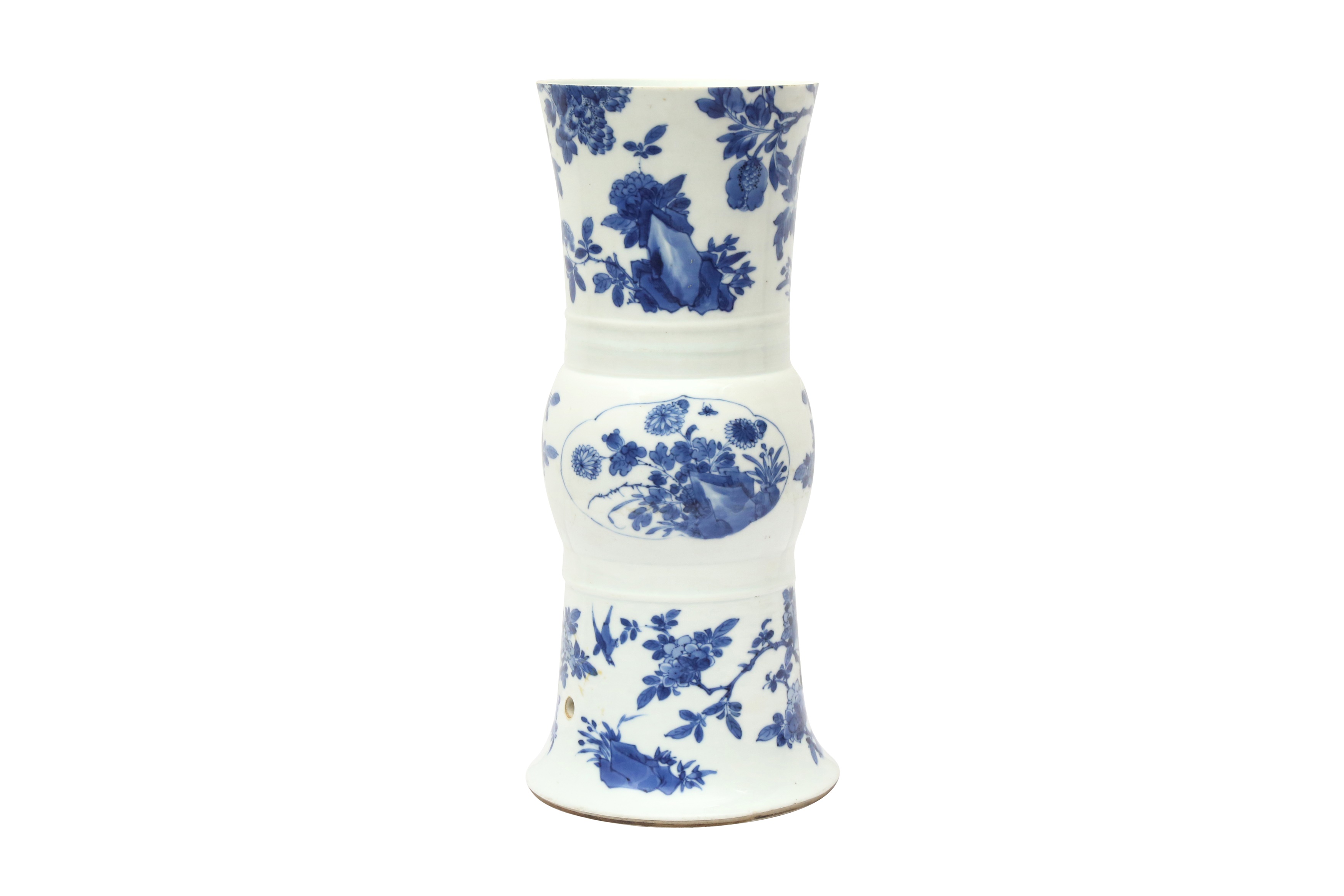 A CHINESE BLUE AND WHITE 'FLORAL' BEAKER VASE, GU 清康熙 青花開光花蟲圖花觚 《大清康熙年製》款 - Image 2 of 21