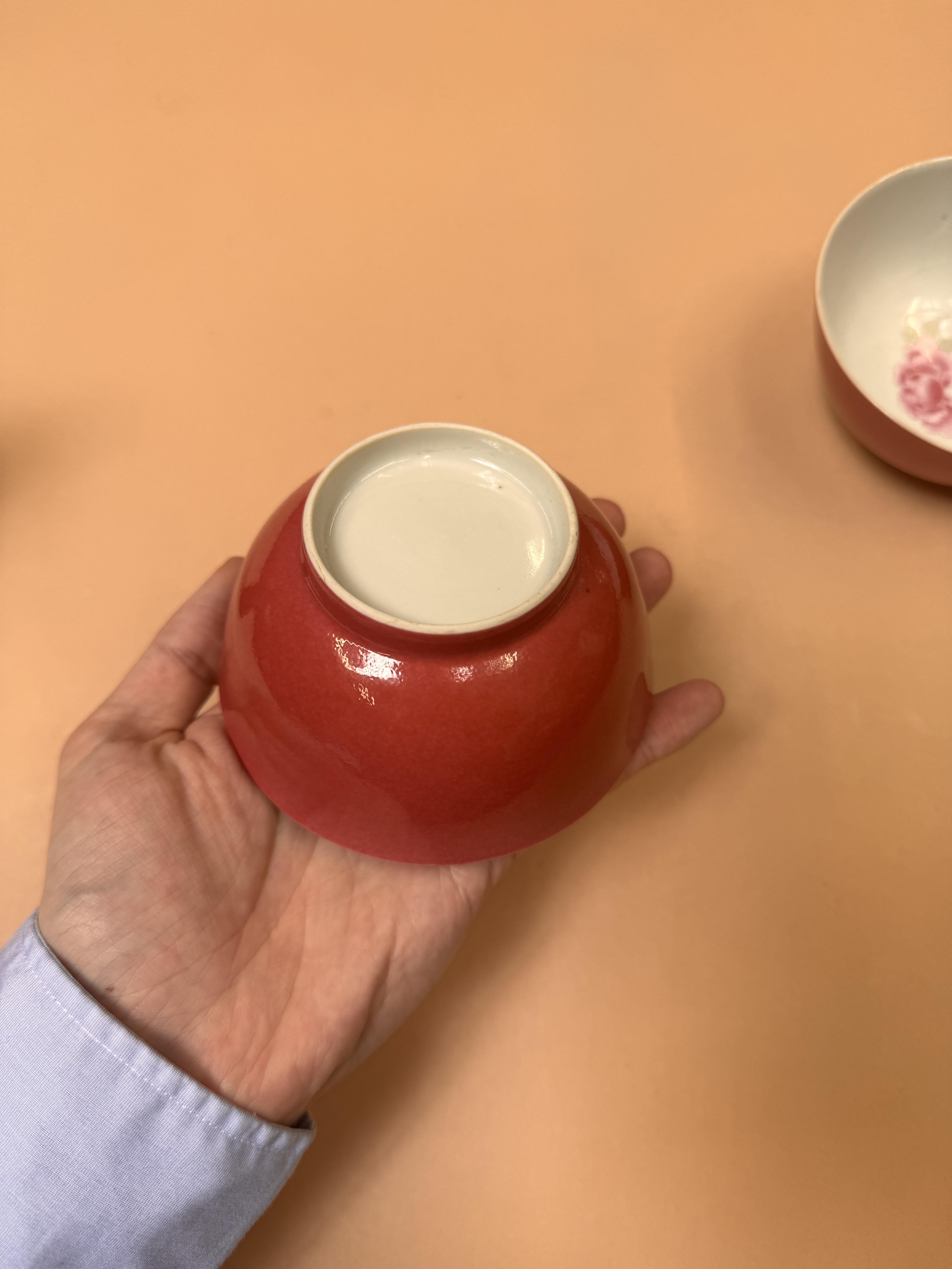 A PAIR OF CHINESE MONOCHROME PINK-GLAZED BOWLS 晚清 胭脂紅釉盌一對 - Image 8 of 21