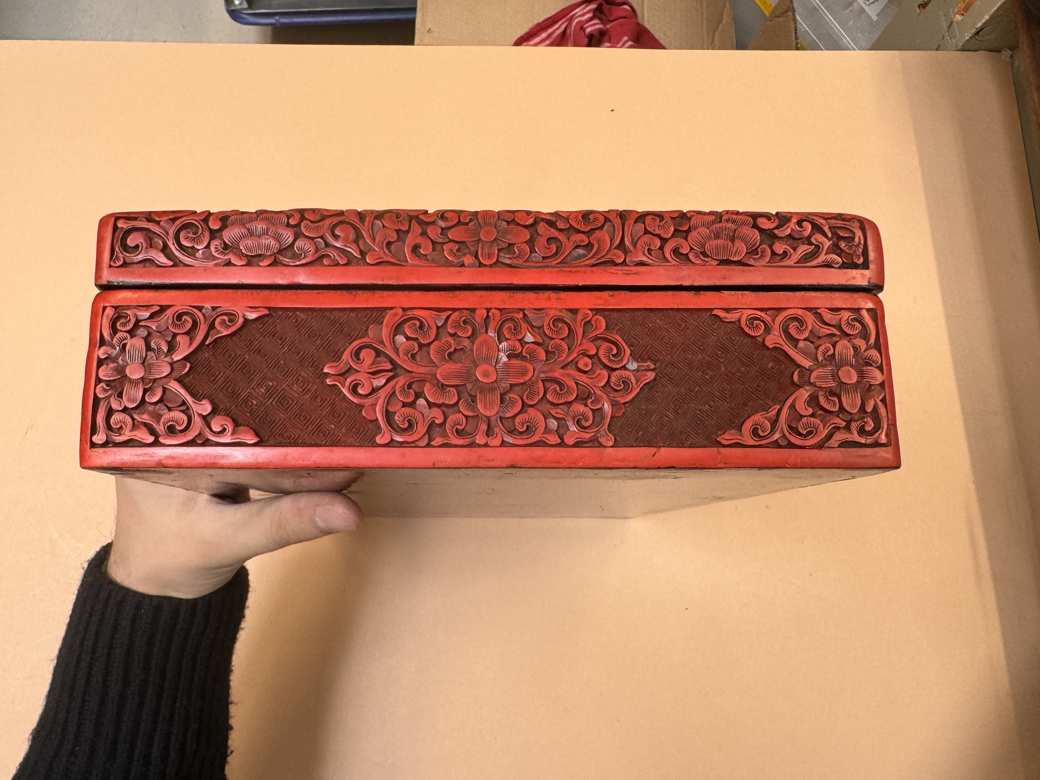 A LARGE AND FINE CHINESE CINNABAR LACQUER 'FIGURAL' BOX AND COVER 早十九世紀 剔紅人物故事圖紋方蓋盒 - Image 42 of 54