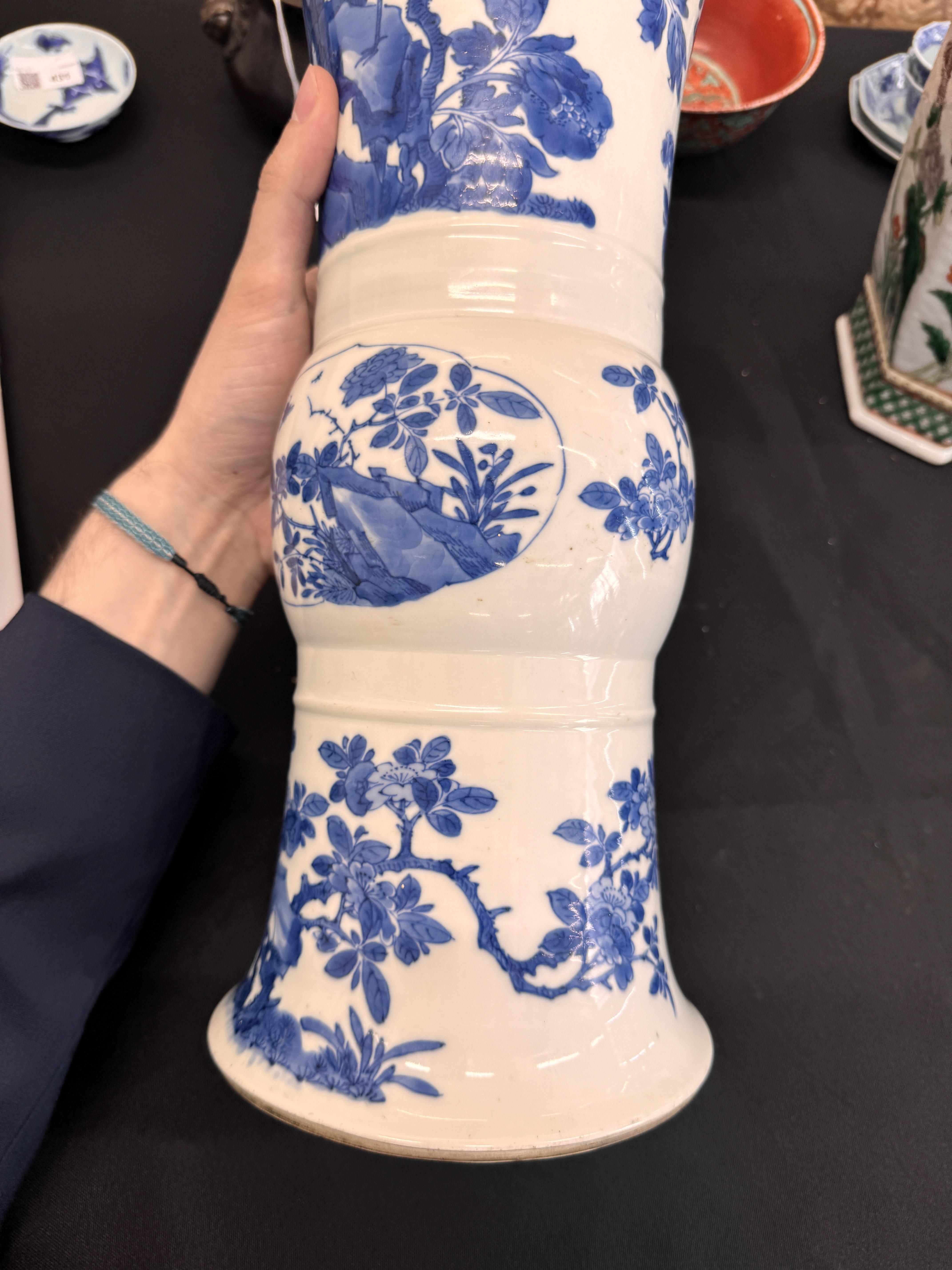 A CHINESE BLUE AND WHITE 'FLORAL' BEAKER VASE, GU 清康熙 青花開光花蟲圖花觚 《大清康熙年製》款 - Image 10 of 21