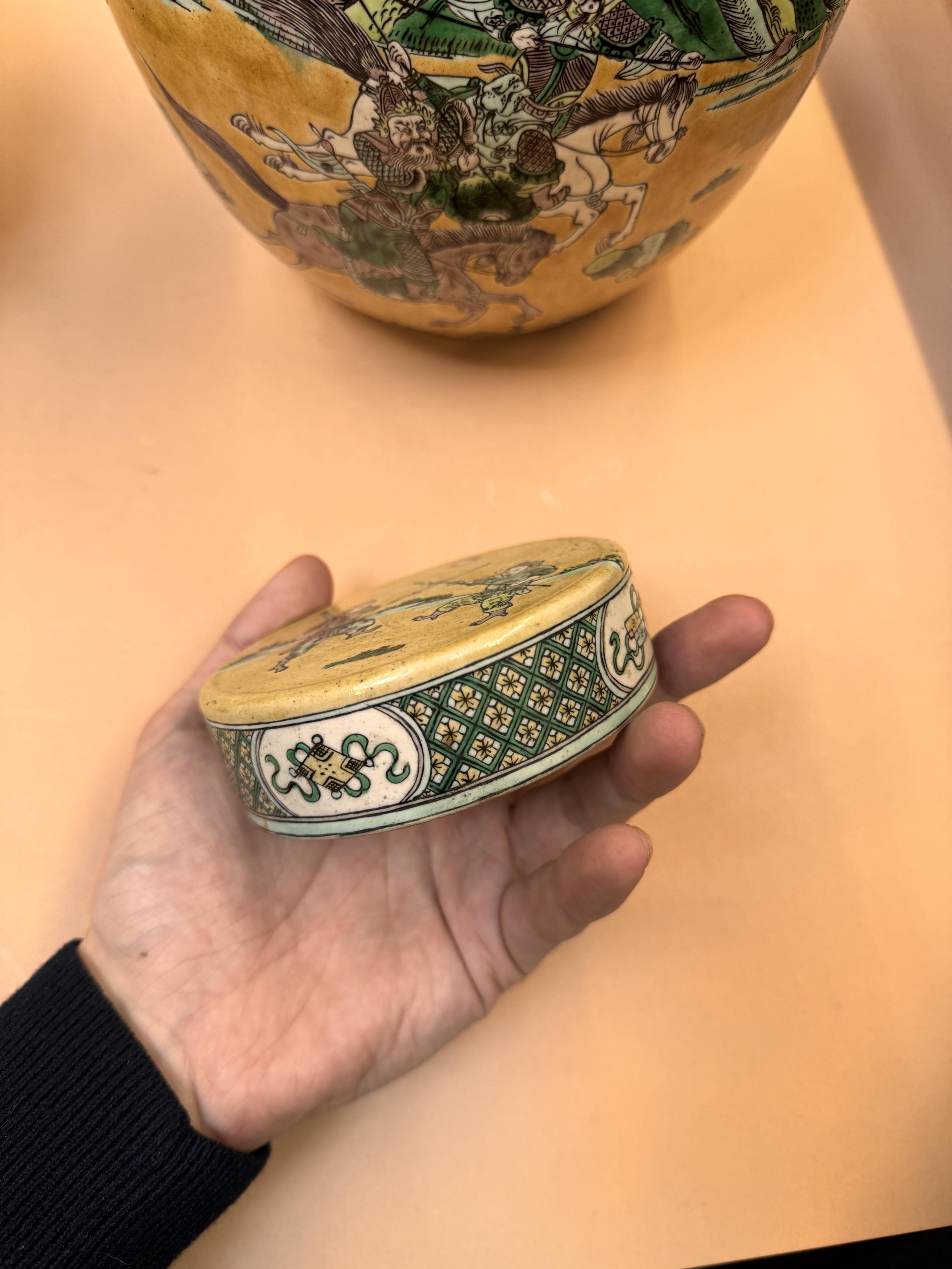 A PAIR OF CHINESE FAMILLE-JAUNE JARS AND COVERS 清十九世紀 三彩勇戰圖紋蓋罐一對 - Image 30 of 37