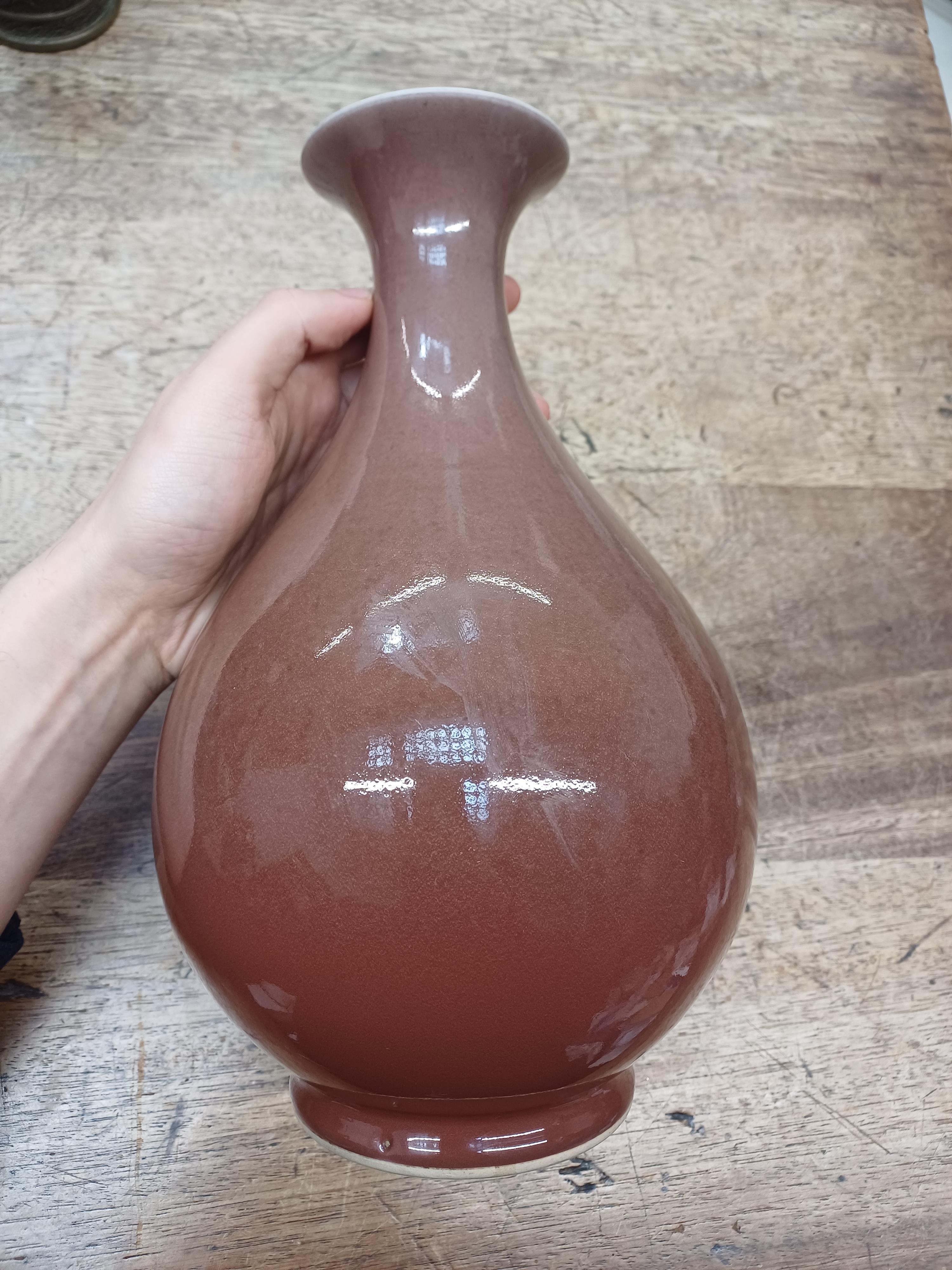 A CHINESE COPPER RED-GLAZED VASE, YUHUCHUNPING 或為清道光 紅釉玉壺春瓶 《大清道光年製》款 - Image 3 of 17