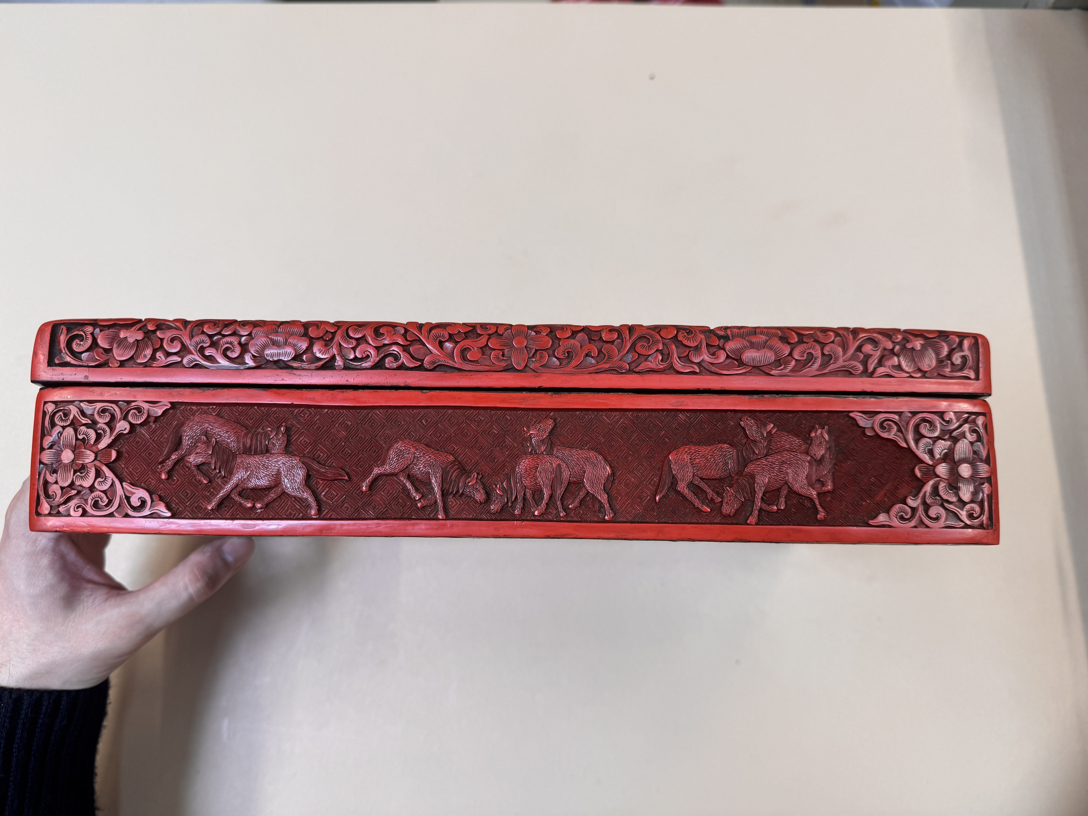 A LARGE AND FINE CHINESE CINNABAR LACQUER 'FIGURAL' BOX AND COVER 早十九世紀 剔紅人物故事圖紋方蓋盒 - Image 43 of 54