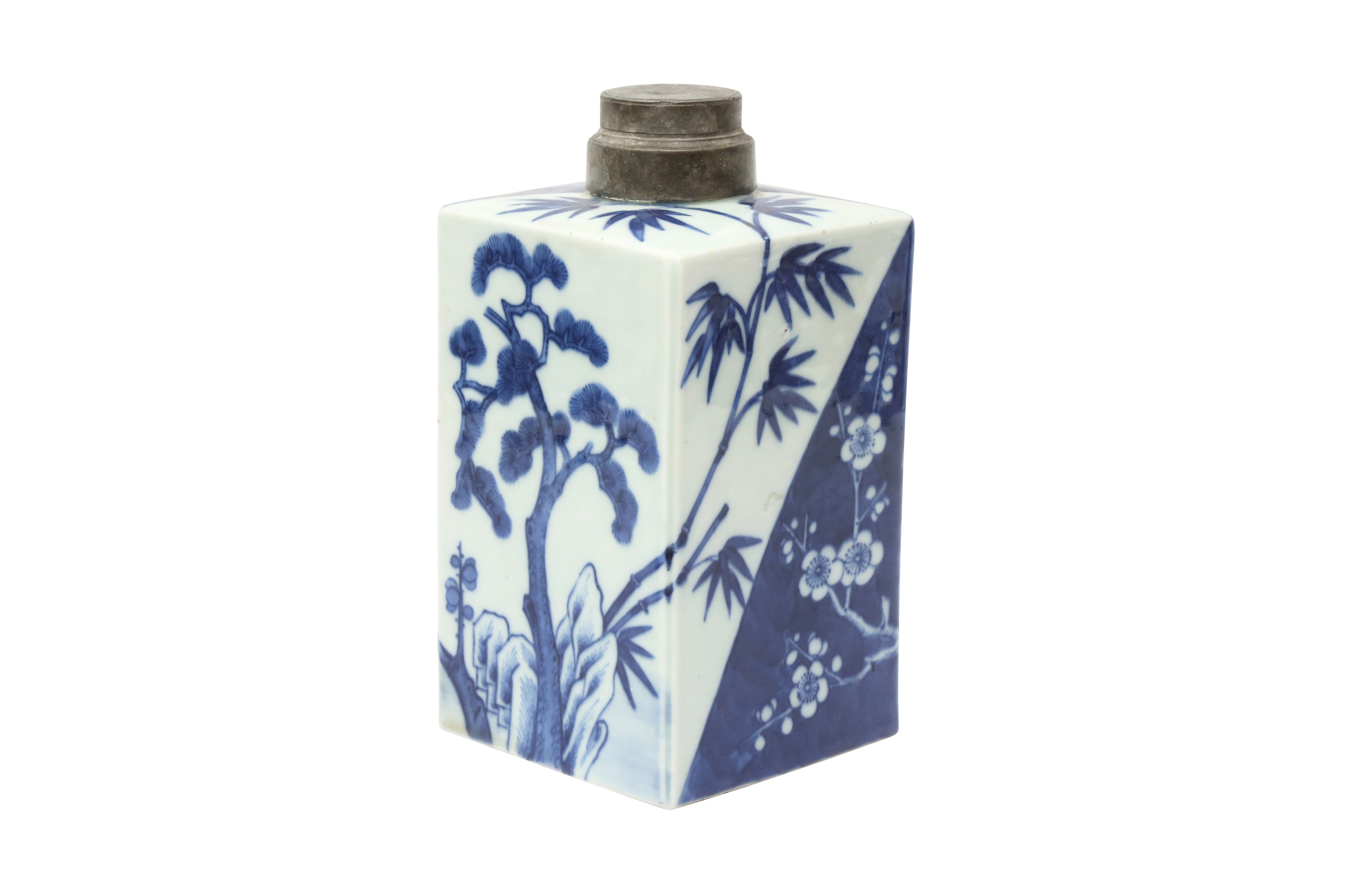 A CHINESE BLUE AND WHITE 'THREE FRIENDS OF WINTER' TEA CADDY 清嘉慶 青花歲寒三友方罐 《嘉慶年製》款 - Image 2 of 14