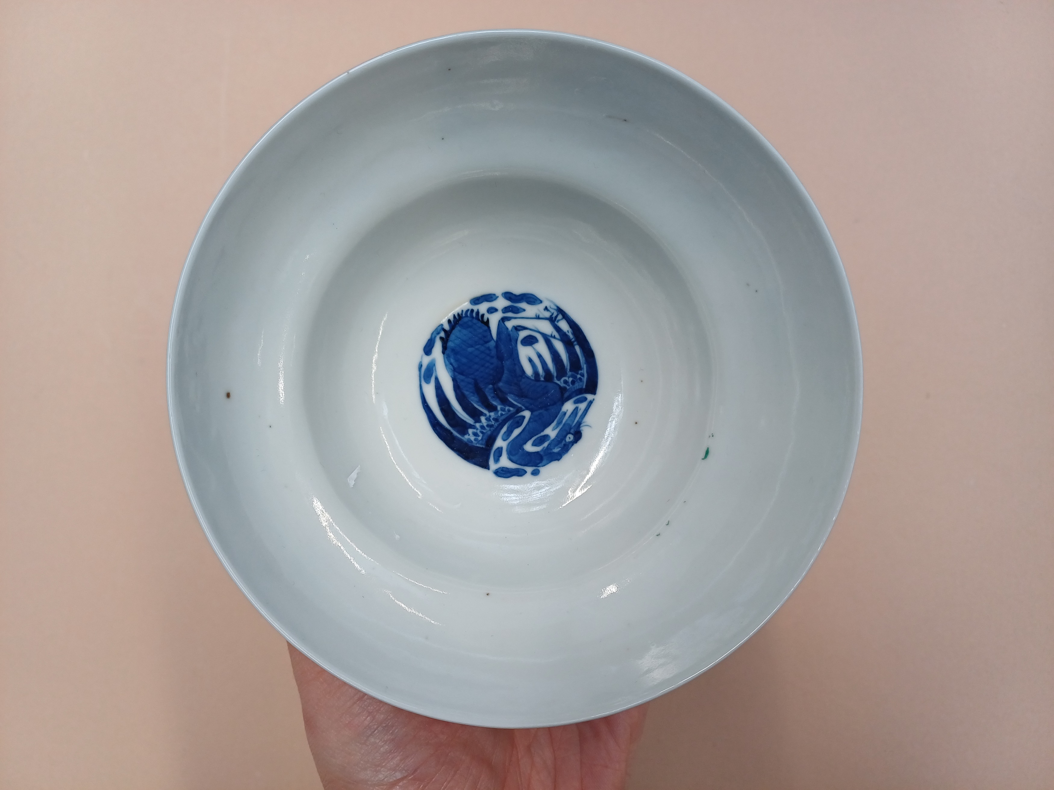 A CHINESE BLUE AND WHITE 'ANTIQUES' OGEE BOWL 清光緒 青花博古圖紋折腰碗 《大清光緒年製》款 - Image 5 of 9